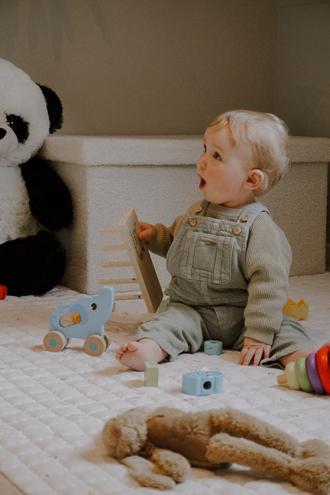 Zacht speelkleed met verspreide bloemetjes en stippen – speels en stijlvol.