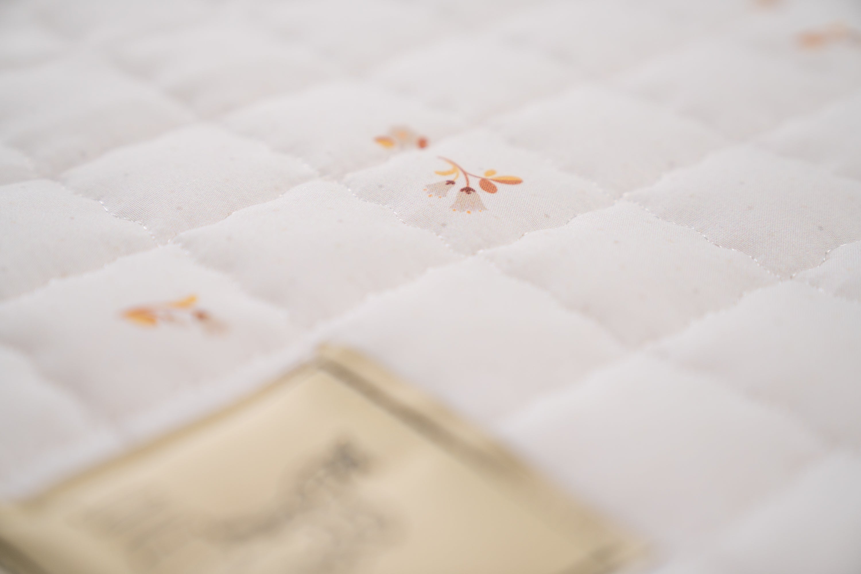 Vrolijk speelkleed met bloemetjes en stipjes – uitnodigend en zacht.