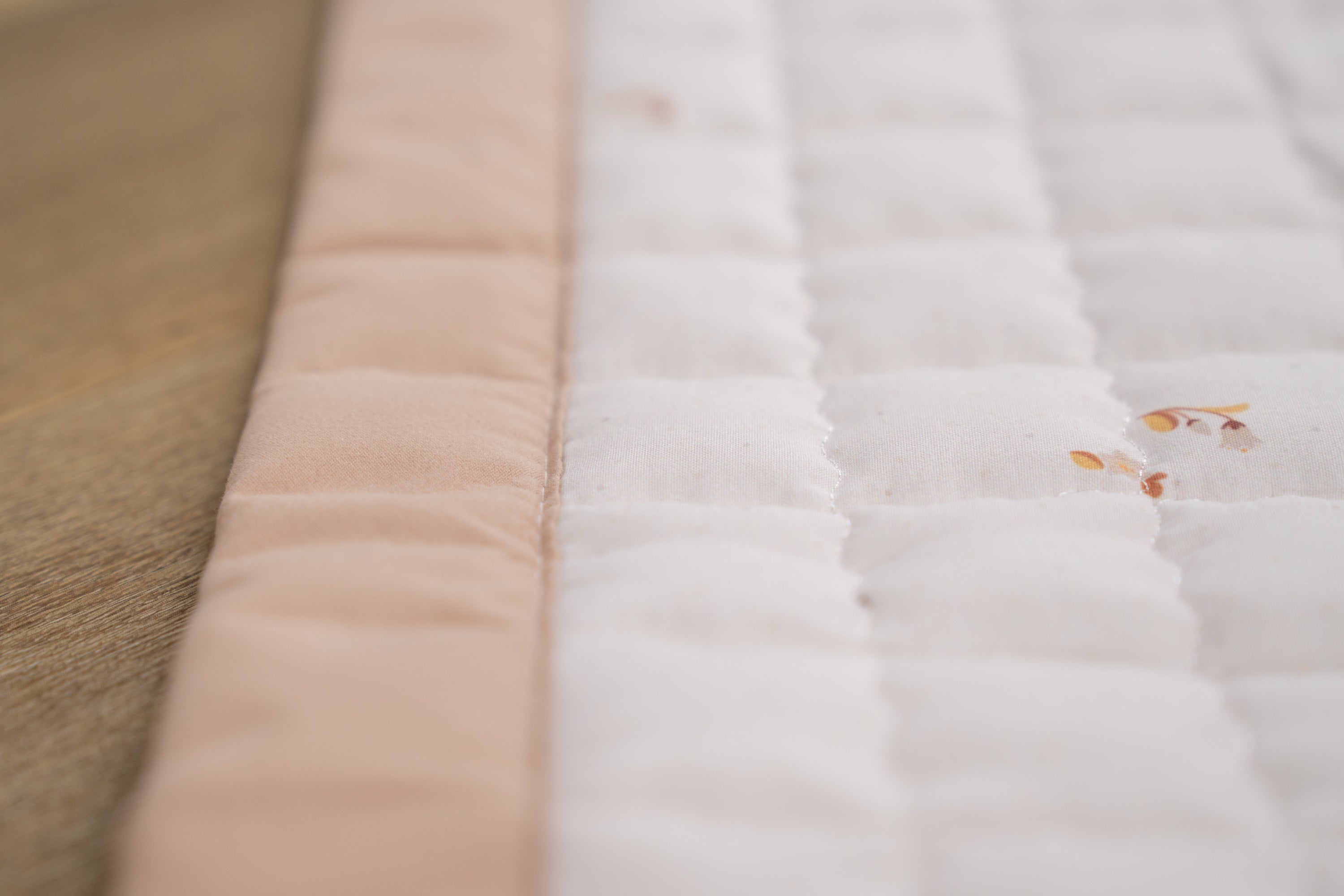 Speelkleed met kleine bloesems en stippen – fris.