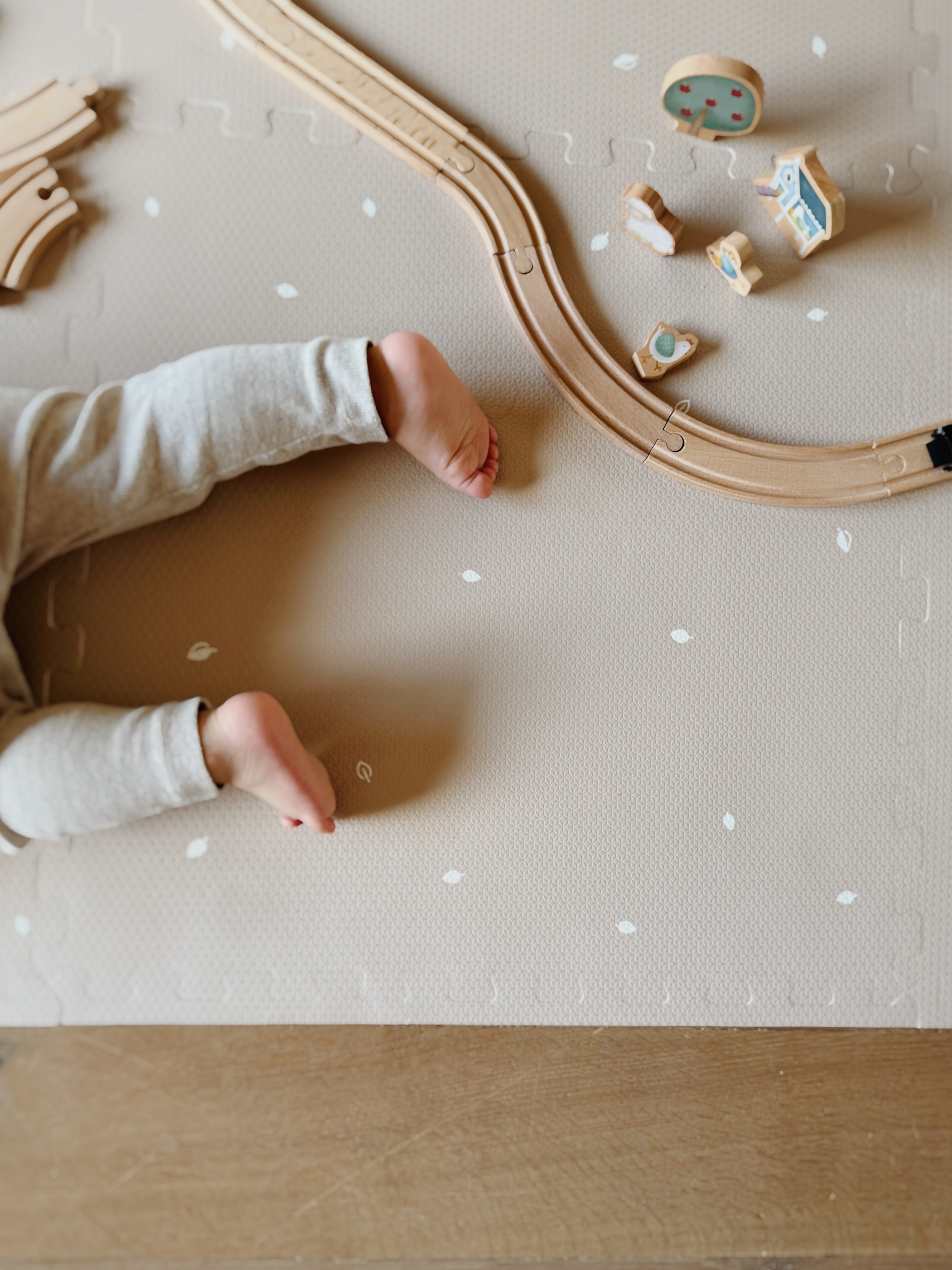 Speel- en puzzelmat Sand in rustige tinten, ideaal voor jonge kinderen.
