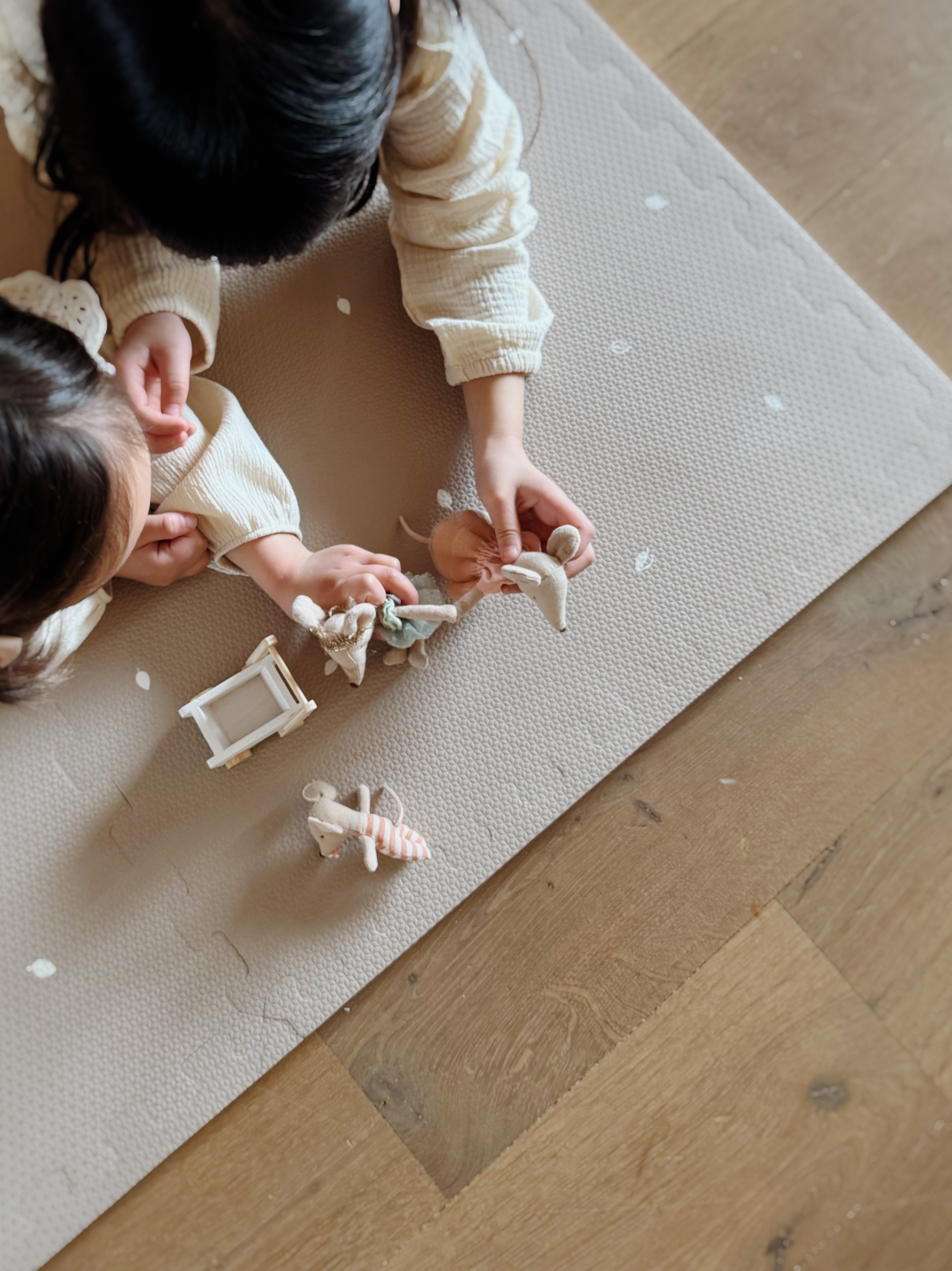 Puzzelmat Hazel in warme beige tinten – stijlvol en veilig speeloppervlak.
