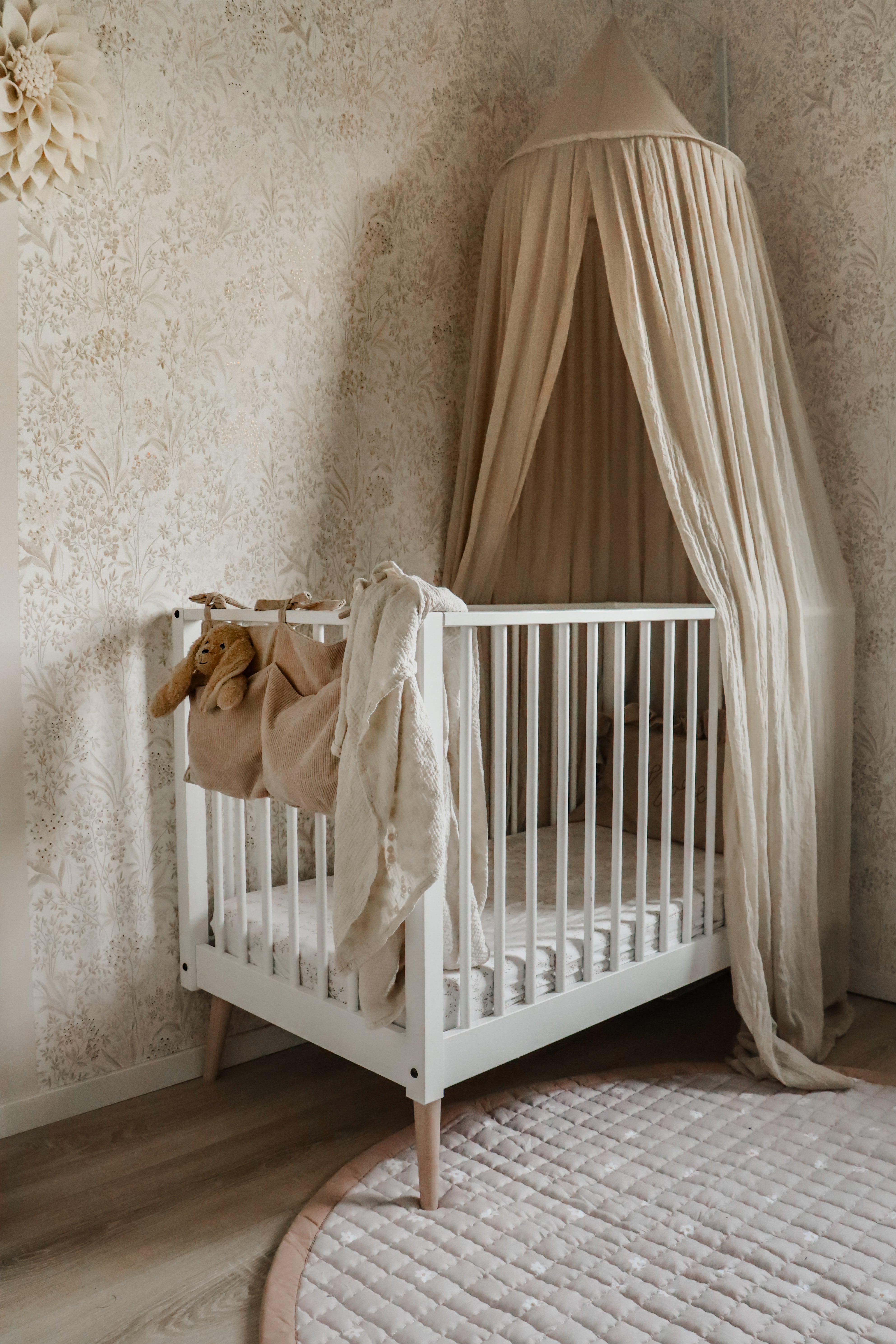 Wasbaar rond baby speelkleed Daisies met zachte madeliefjesprint.
