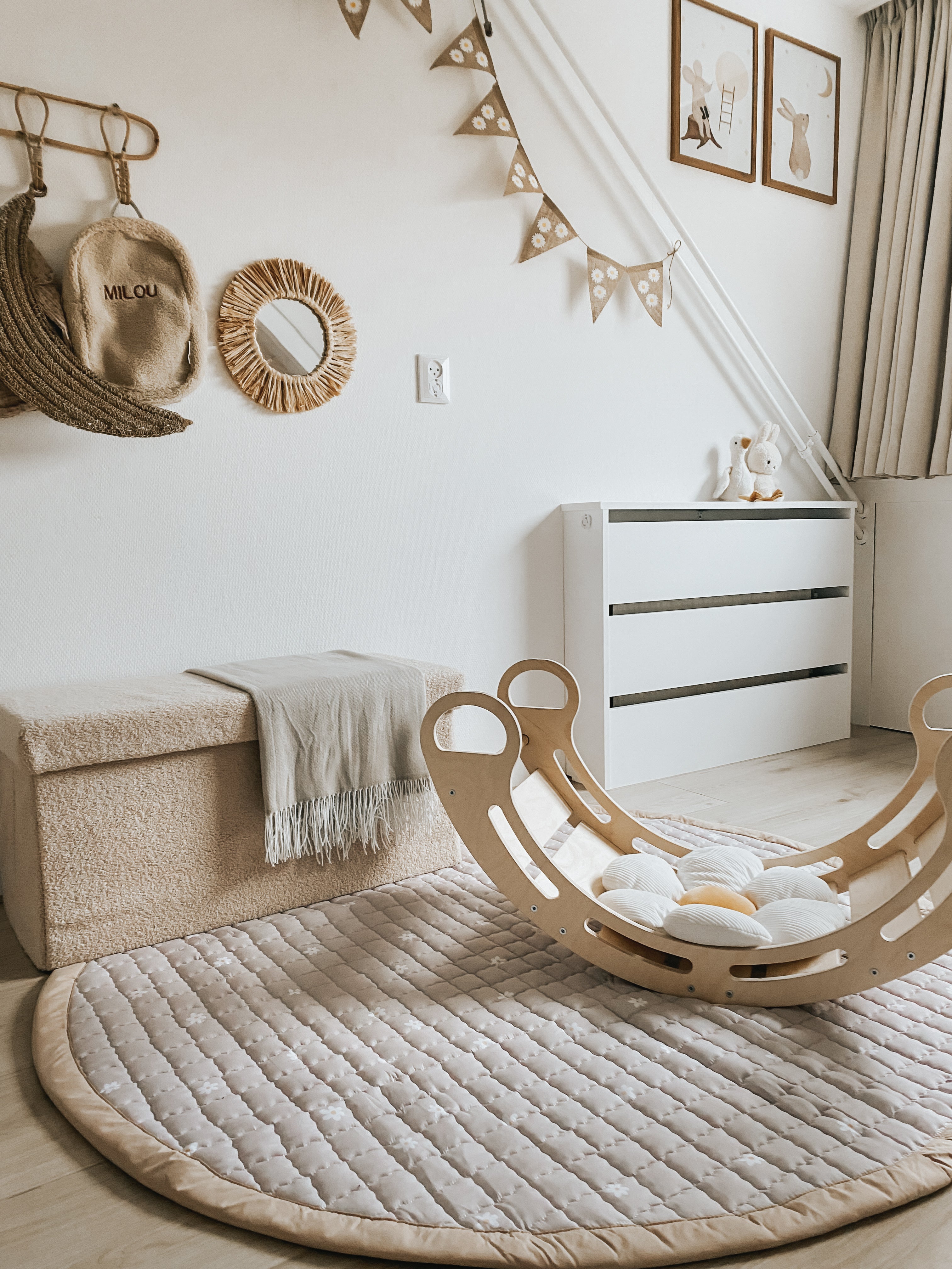 Rond speelkleed Daisies met lichte tinten en speelse uitstraling.
