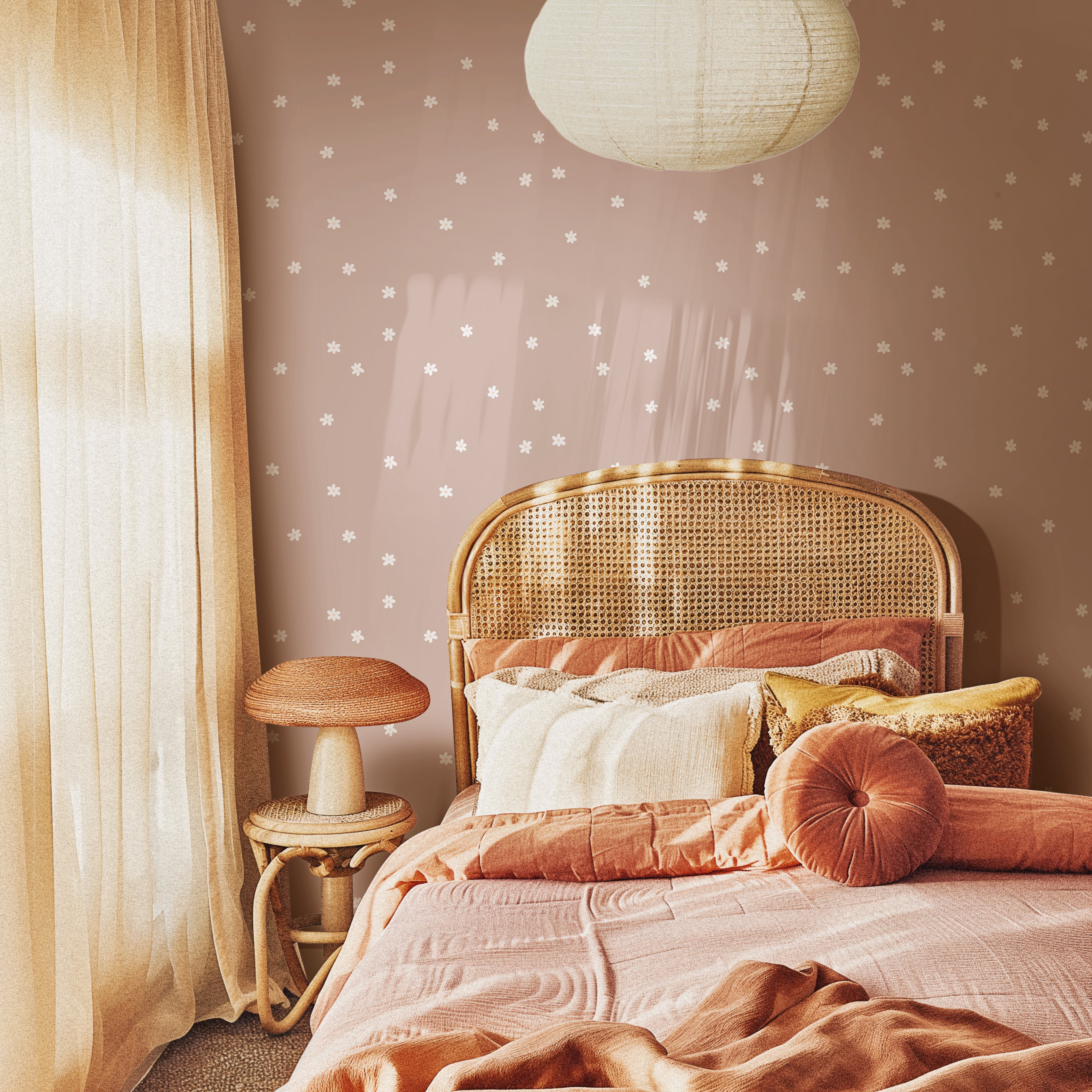 Creëer een zachte sfeer met Daisies behang. Zachtroze en beige bloemenprint, perfect voor een neutrale babykamer of speelse meisjeskamer.