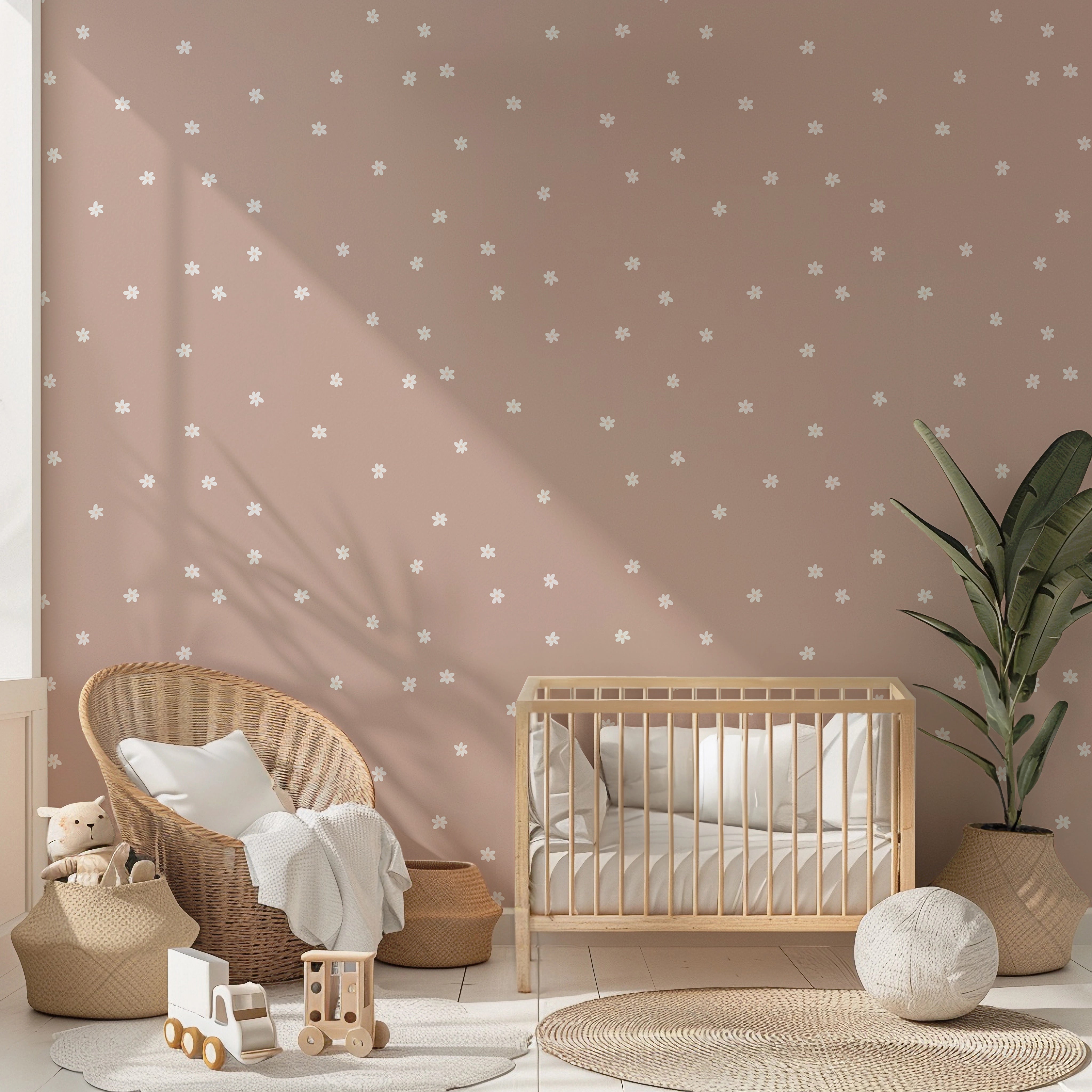 Neutraal roze Daisies behang met witte bloemetjes. Zacht en tijdloos voor babykamer, meisjeskamer of speelhoek.