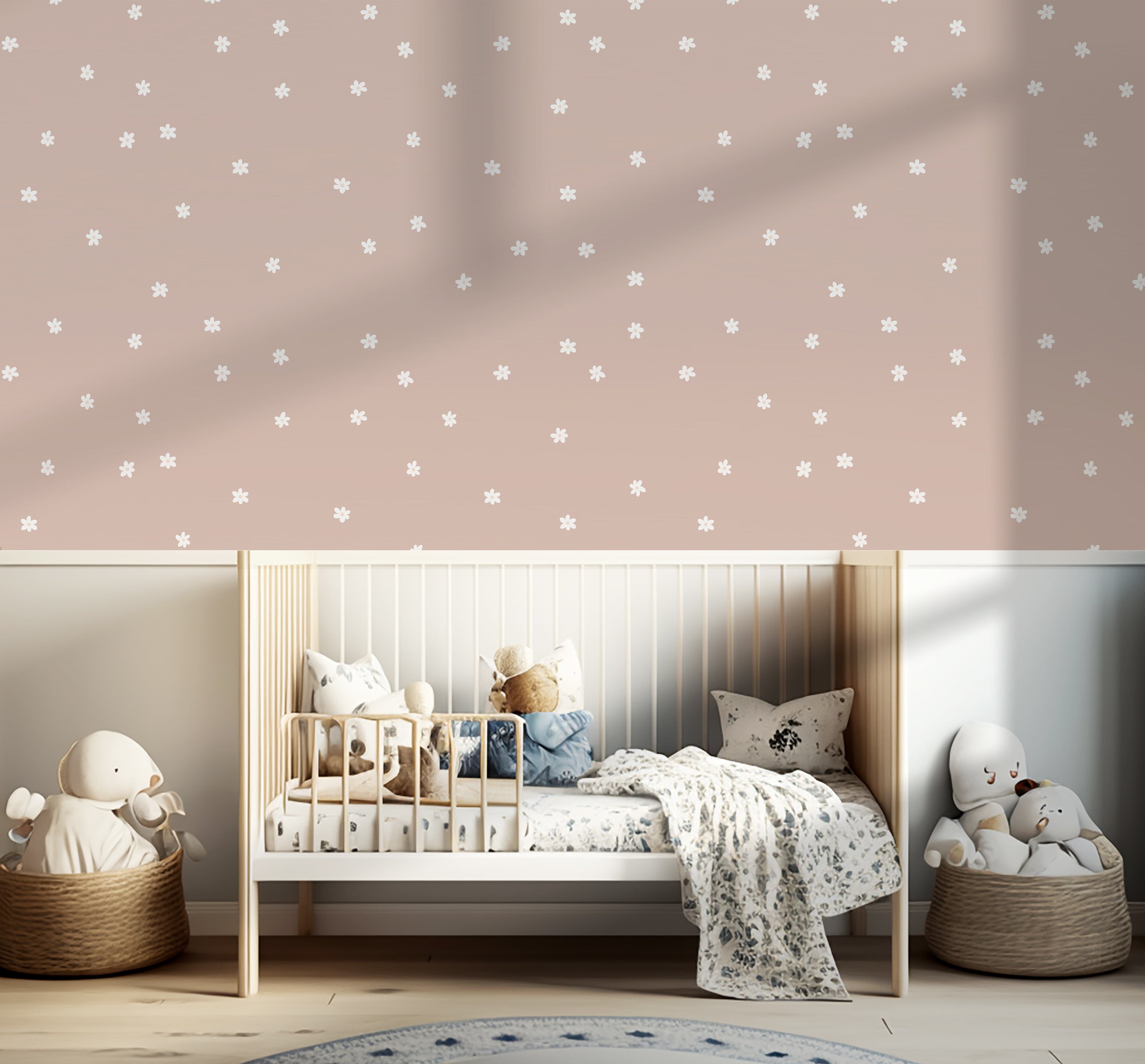 Creëer een zachte sfeer met Daisies behang. Neutraal roze met bloemetjes, perfect voor een meisjeskamer of babykamer.