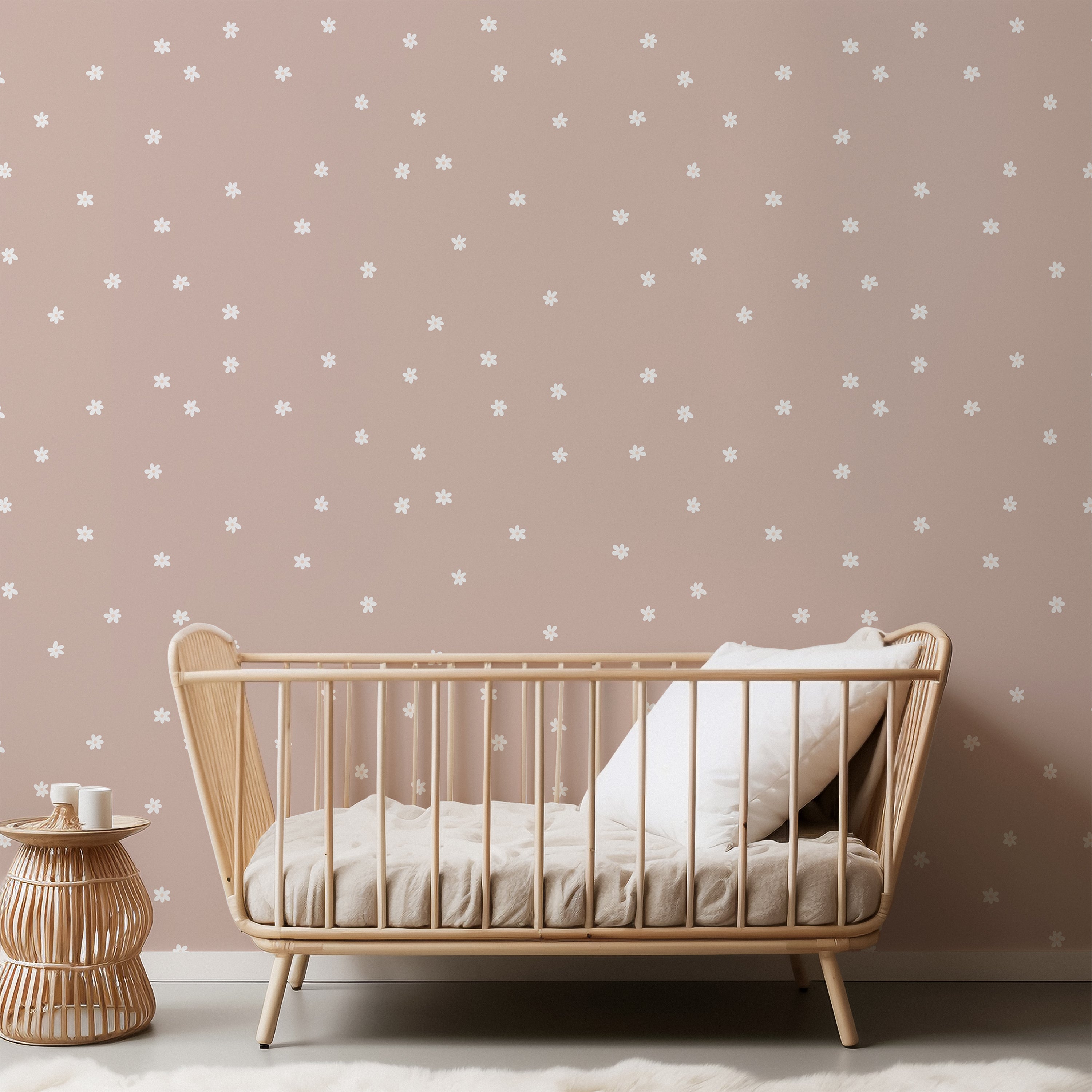 Lief roze behang met witte bloemetjes, perfect voor een zachte babykamer sfeer
