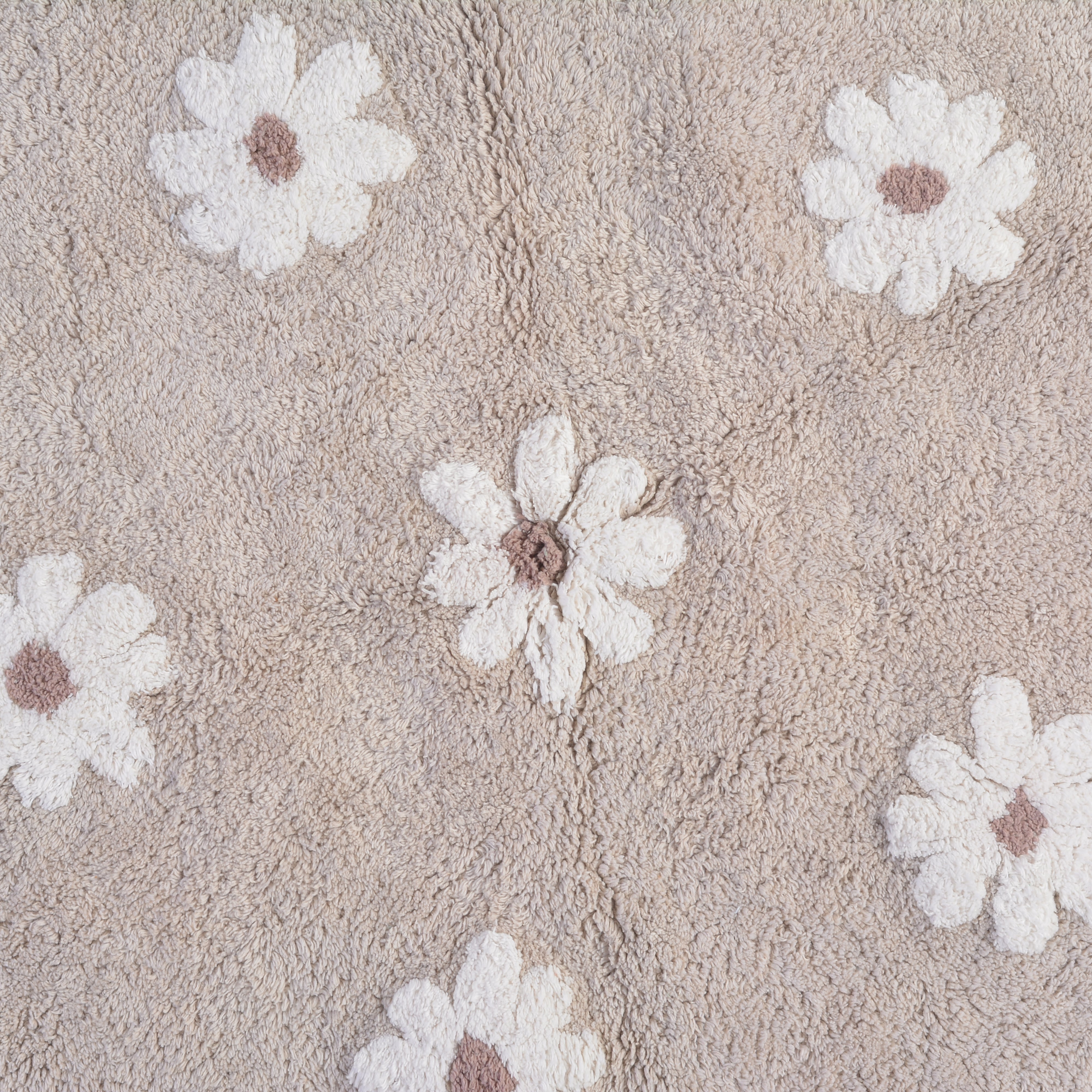 Stijlvol Daisy Night tapijt in beige kleur met handgemaakte 3D bloemen, ideaal voor kinderkamers.