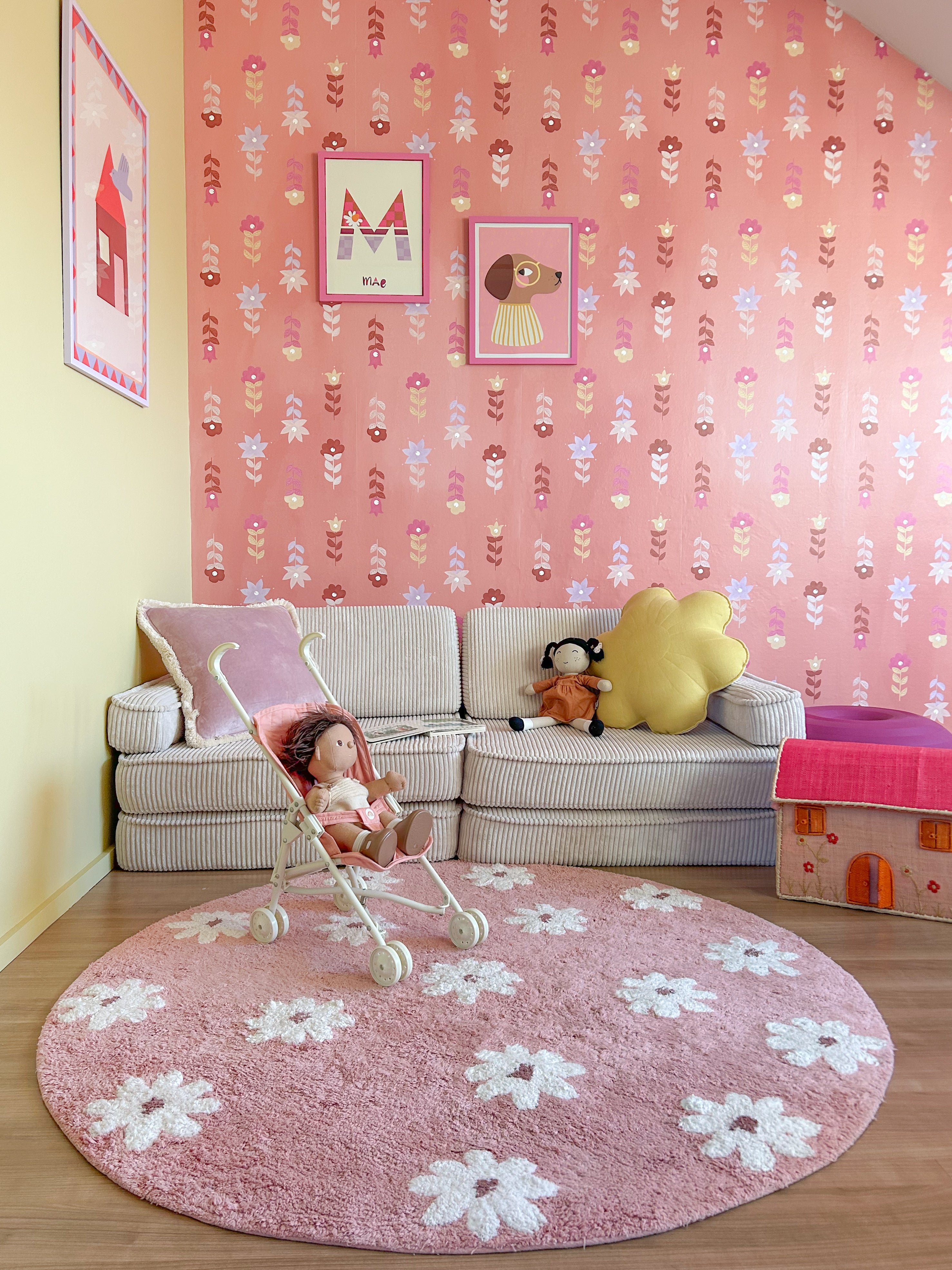 Daisy Day vloerkleed in roze tint. Eco-vriendelijk, GoodWeave gecertificeerd en voorzien van anti-slip laag. Warmte en sfeer voor de kinderkamer.