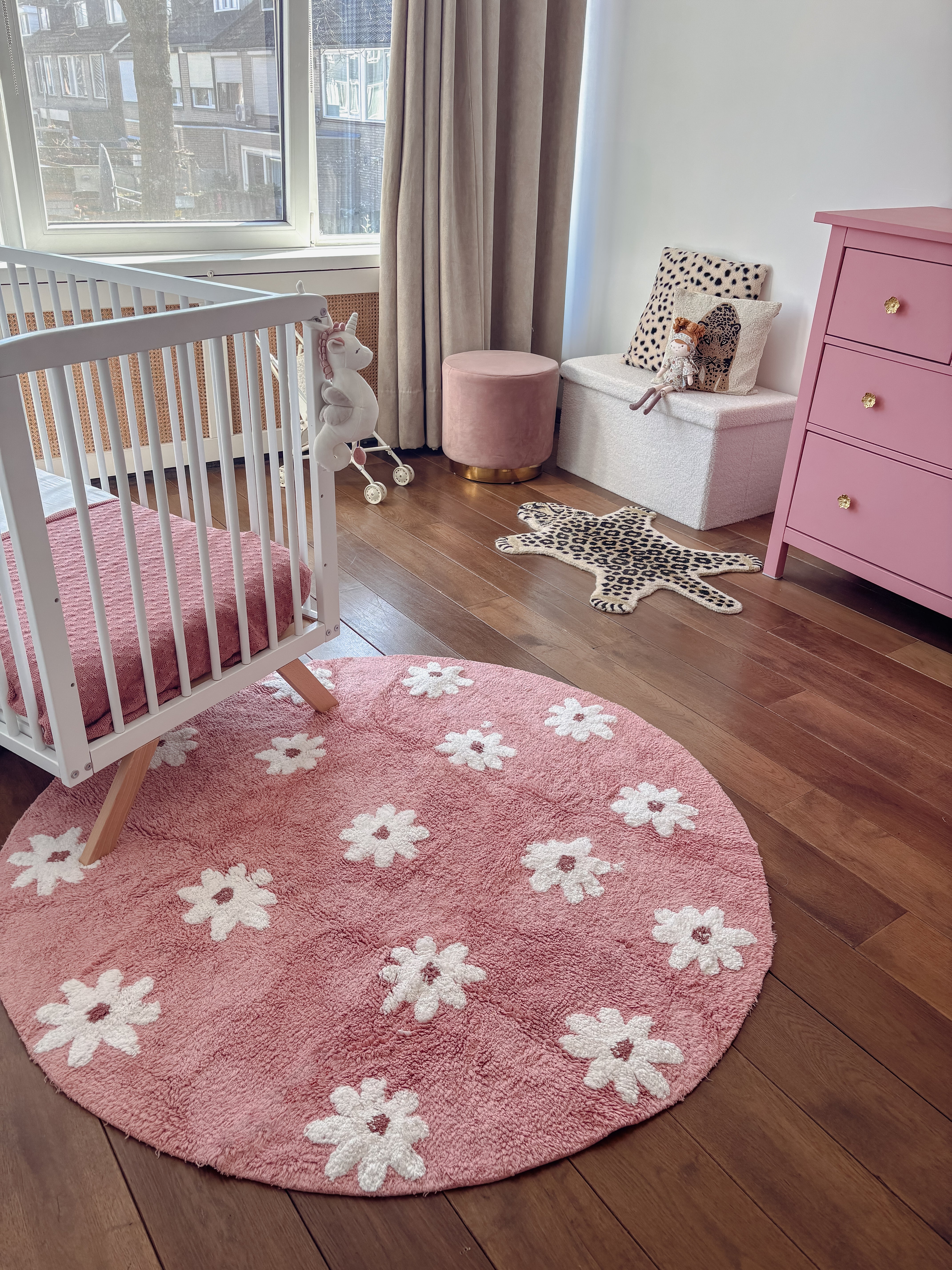 Roze vloerkleed met 3D structuur. Creëert een warme en gezellige meisjeskamer en is voorzien van een anti-slip laag.
