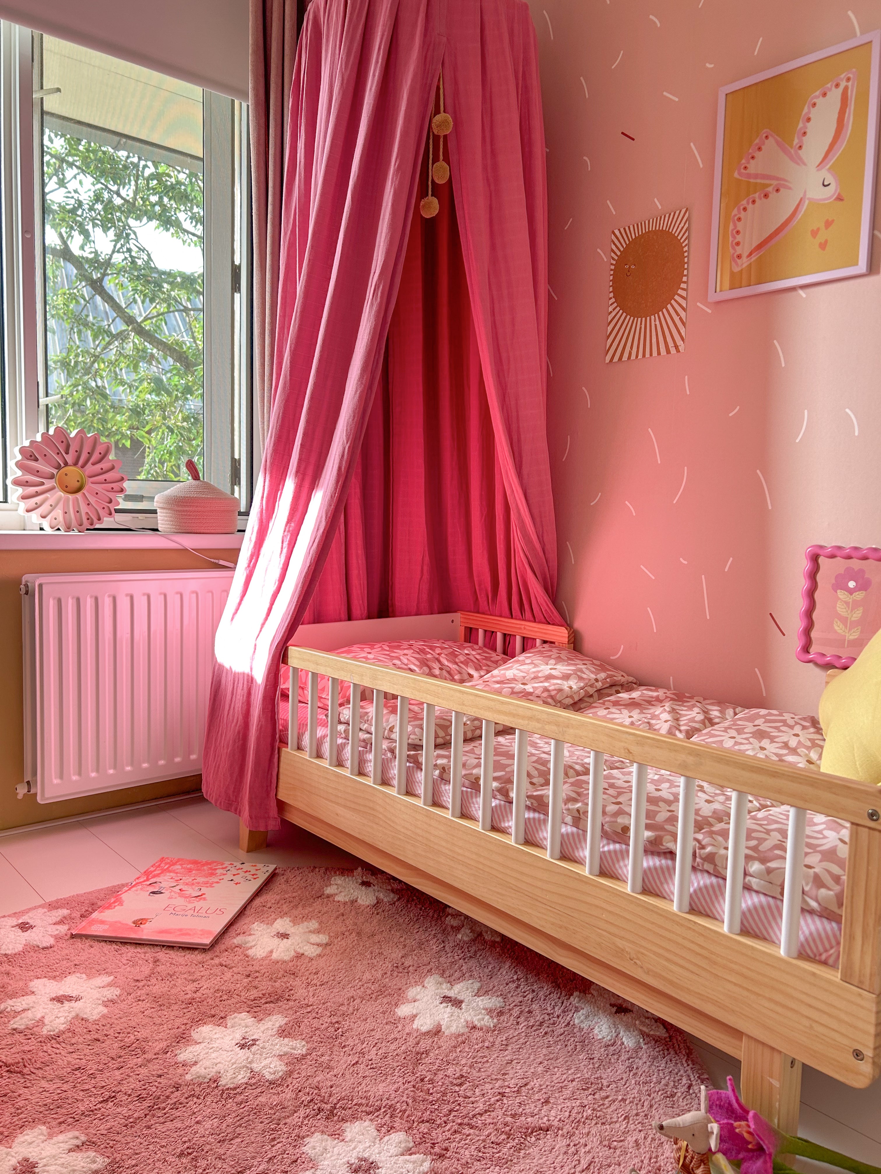 Roze vloerkleed voor een girly kinderkamer. Creëert warmte en gezelligheid. Duurzaam, GoodWeave gecertificeerd en met 3D poolhoogtes.
