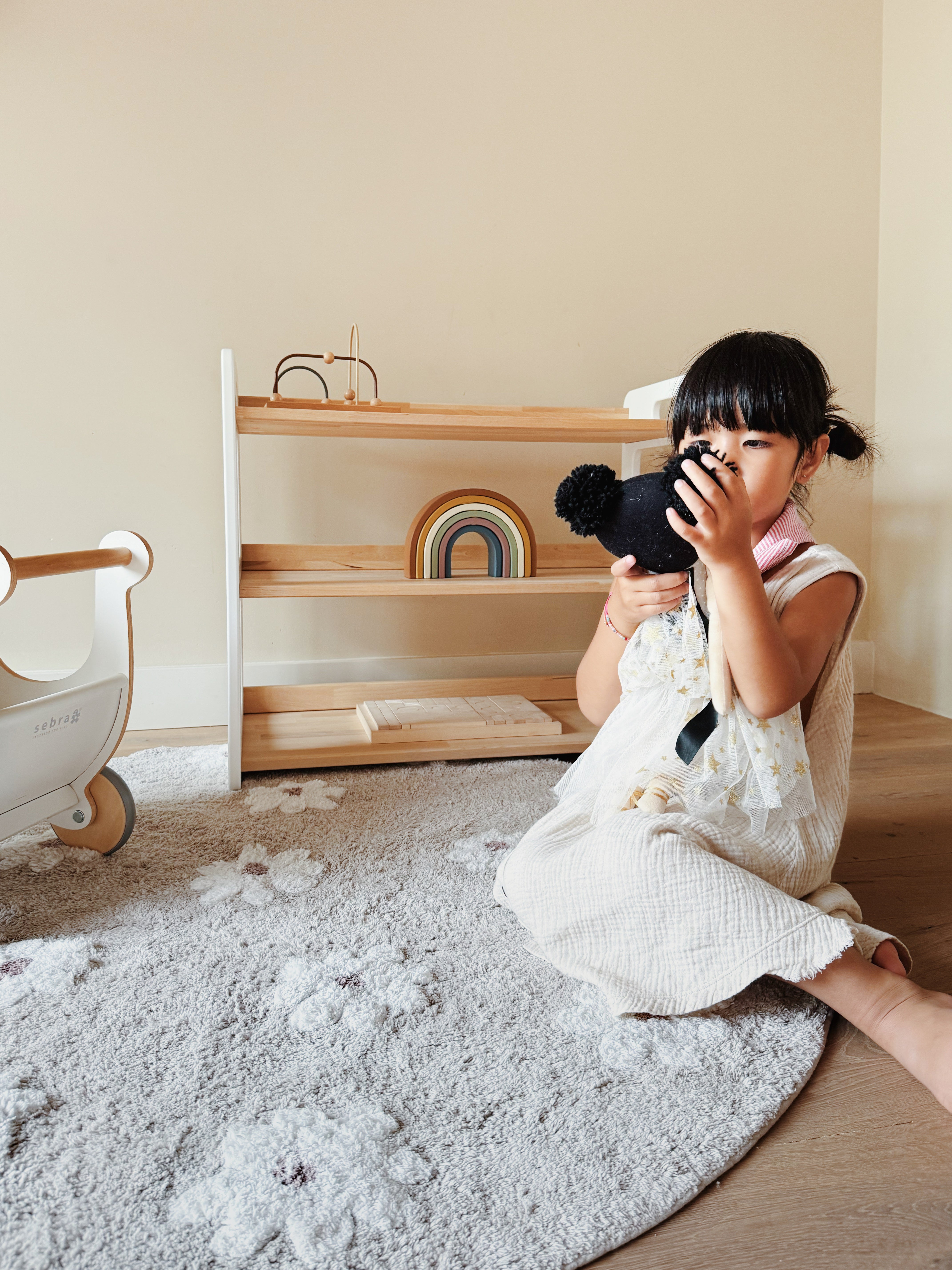 Neutraal Daisy Night vloerkleed met bloemetjes, geschikt voor meisjeskamers, babykamers of speelhoeken.
