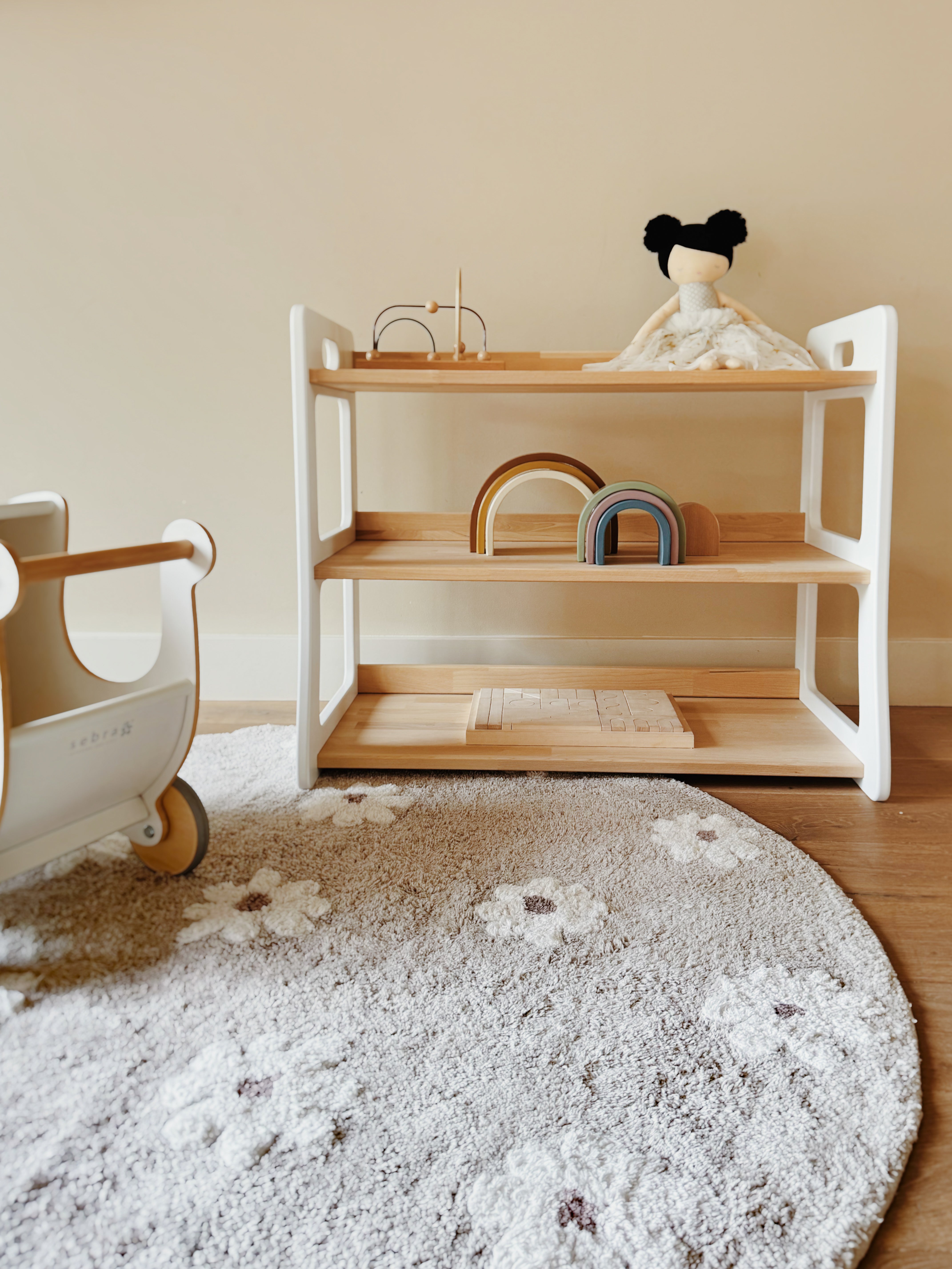 Tufted Daisy Night vloerkleed met 3D bloemen, decoratief en comfortabel voor elke meisjeskamer of kinderkamer.