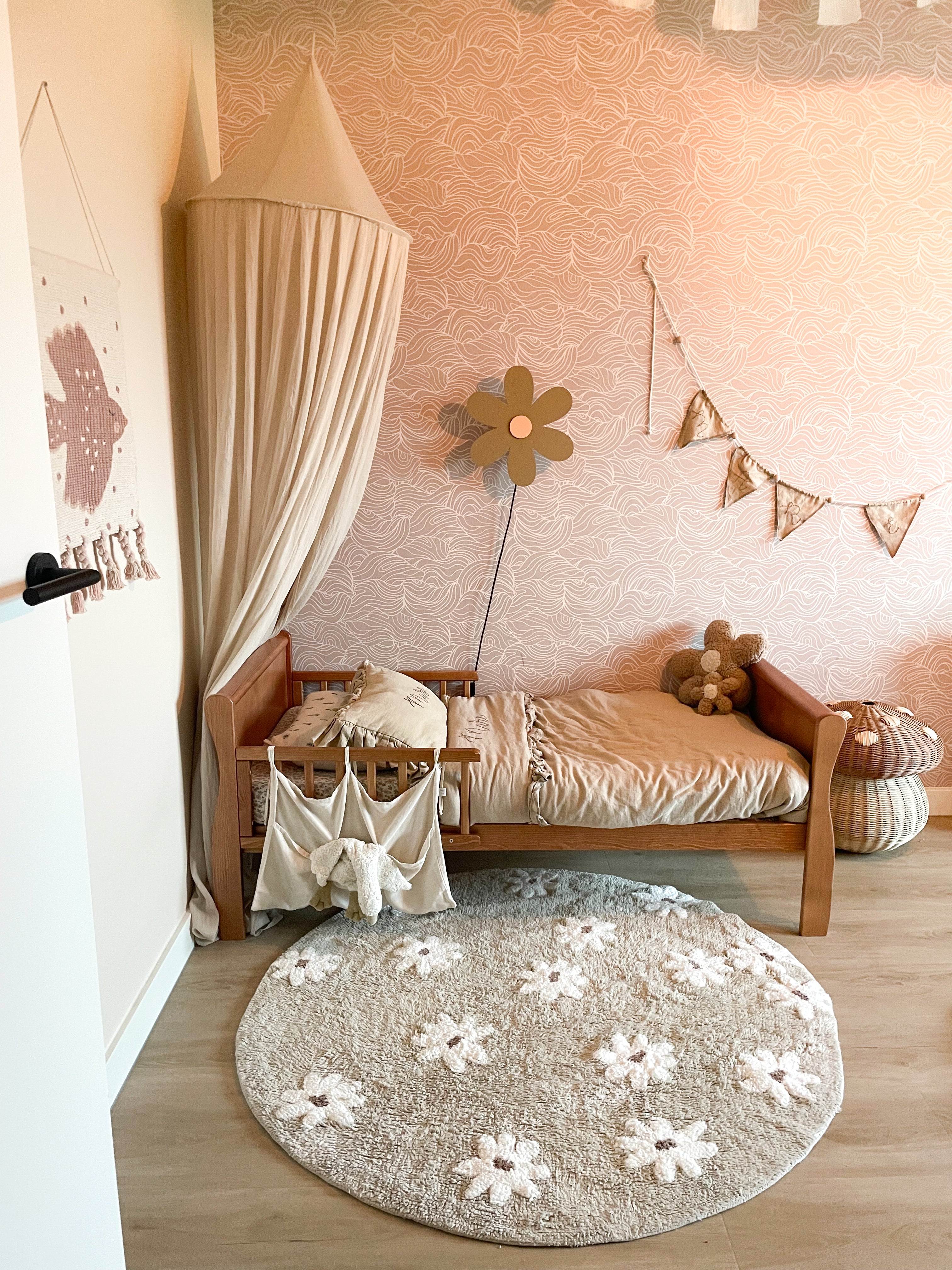 Zacht tufted Daisy Night vloerkleed met bloemetjes in reliëf, decoratief en speels.
