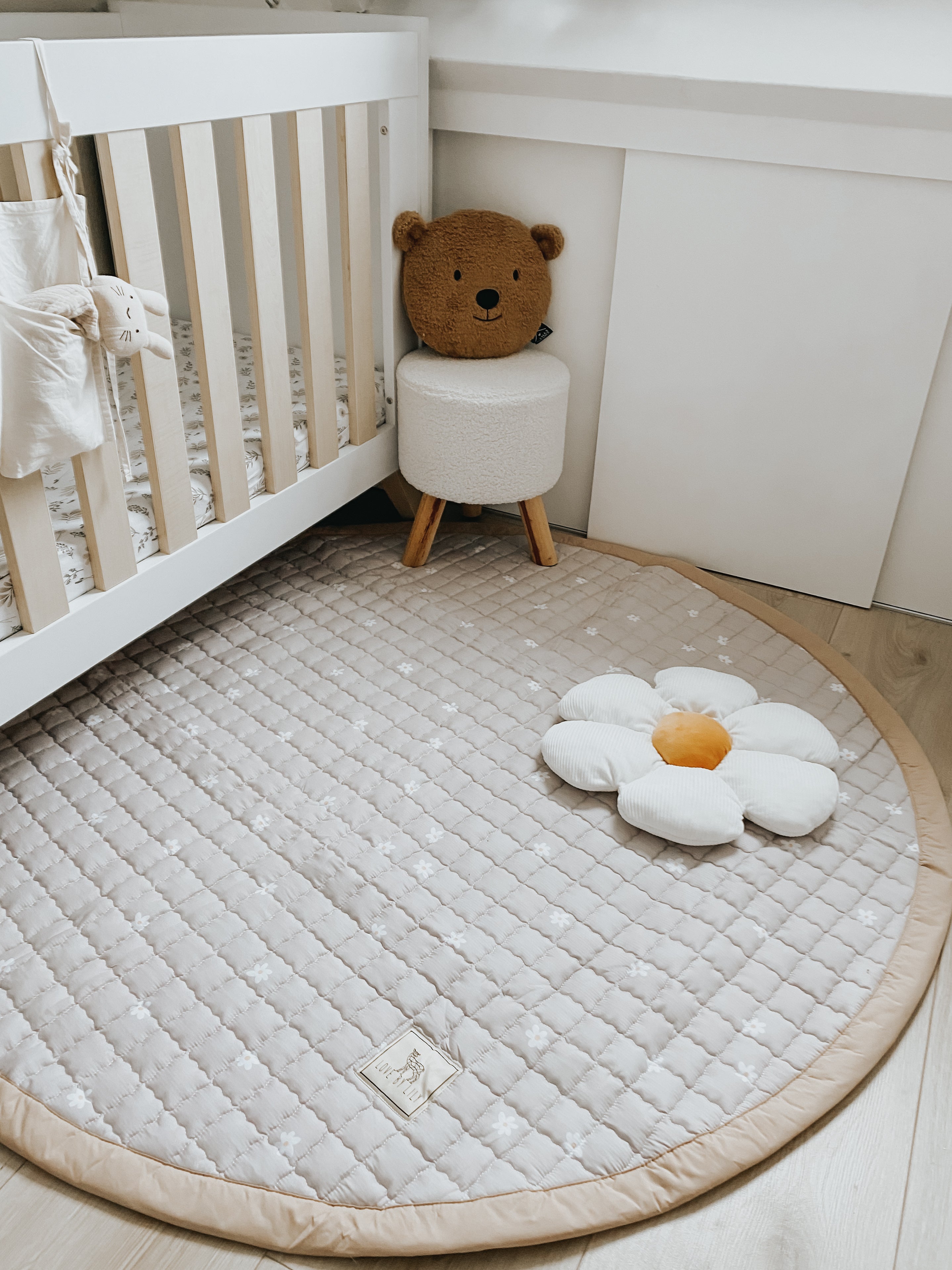 Rond speelkleed Daisies tijdens een rustig moment in huis.
