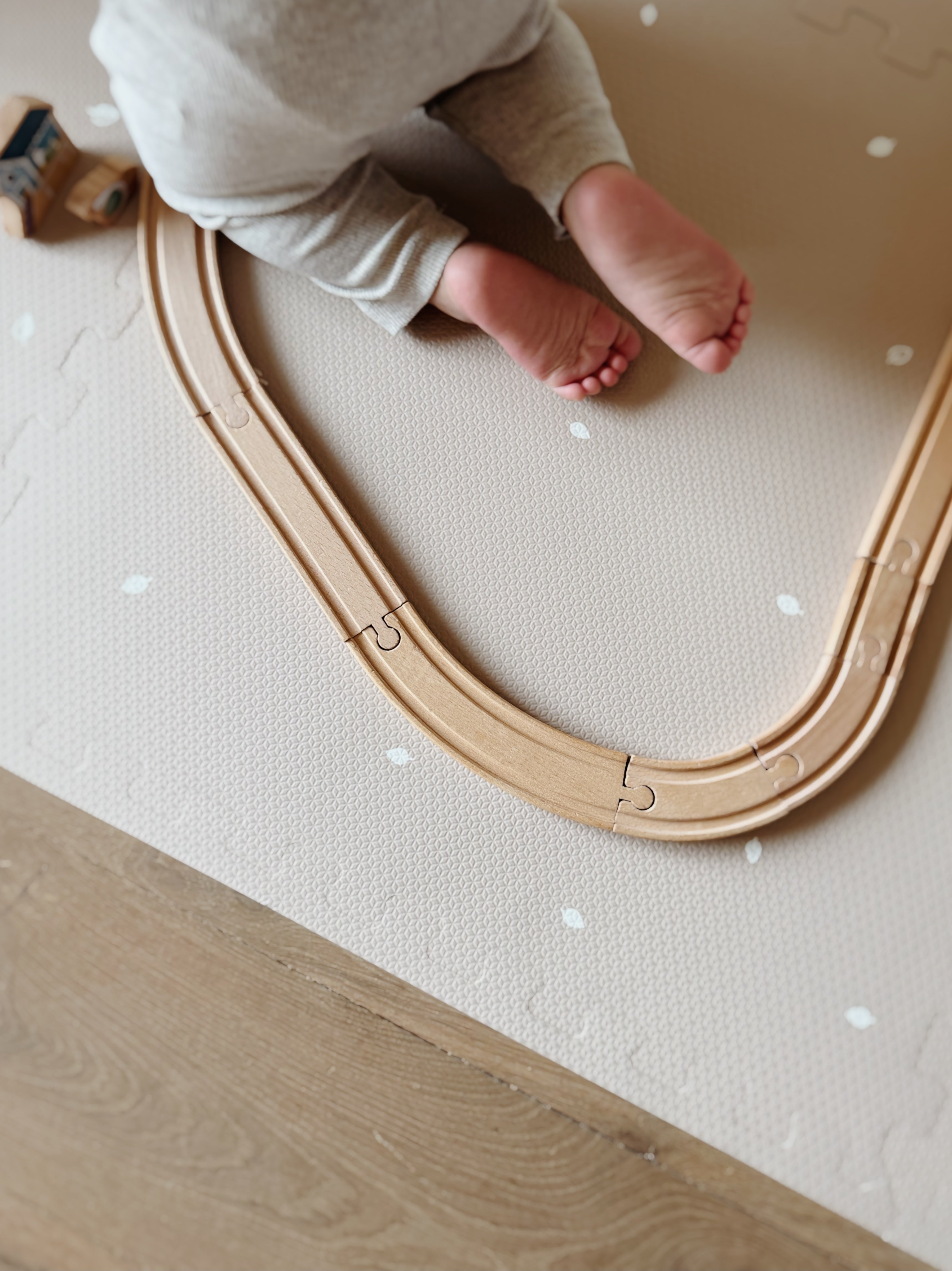 Neutrale foam puzzelmat Sand met beige tegels, stijlvol en veilig.