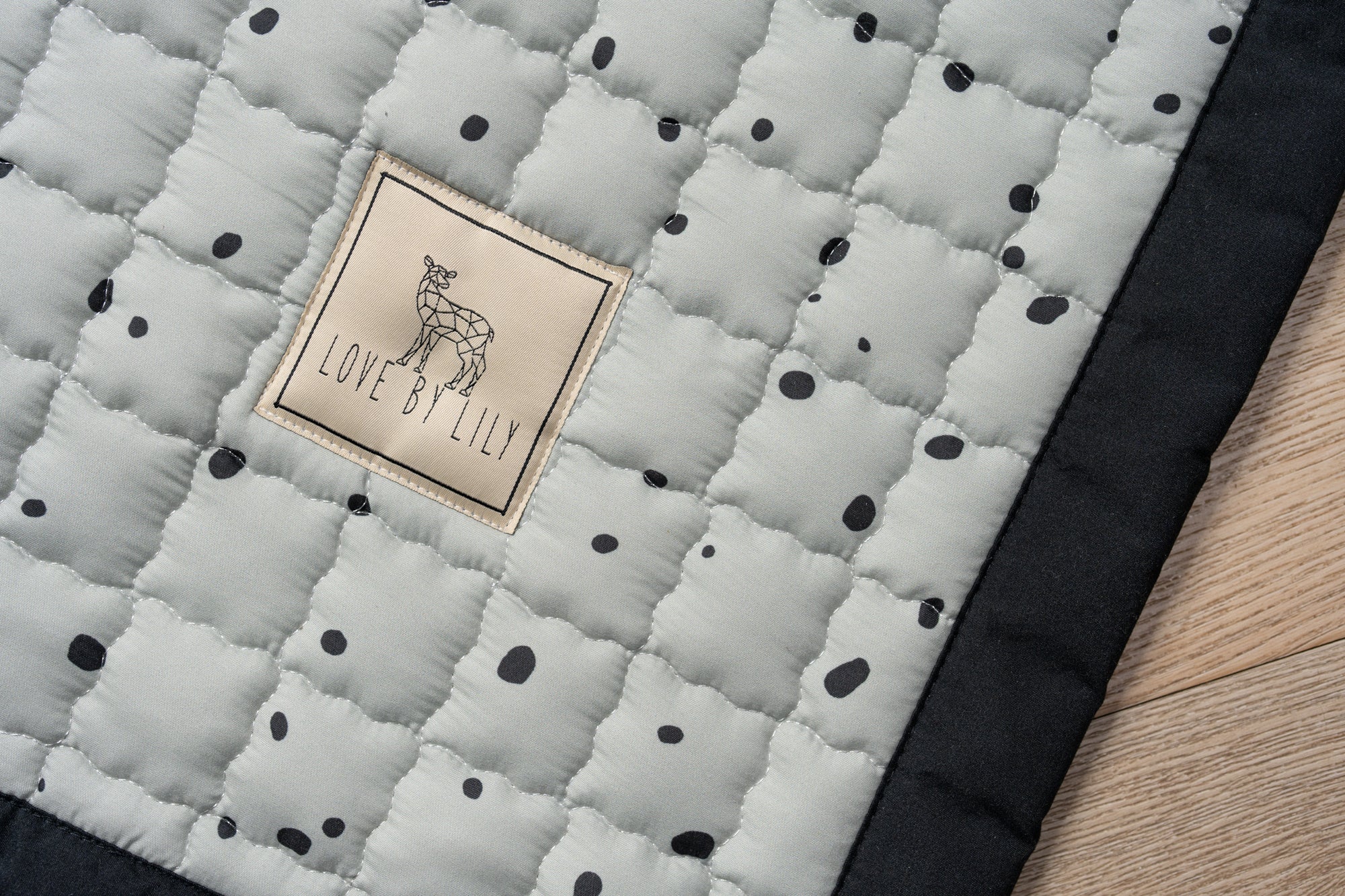 Zachte vulling en natuurlijke kleuren – perfect voor een rustige speelomgeving.
