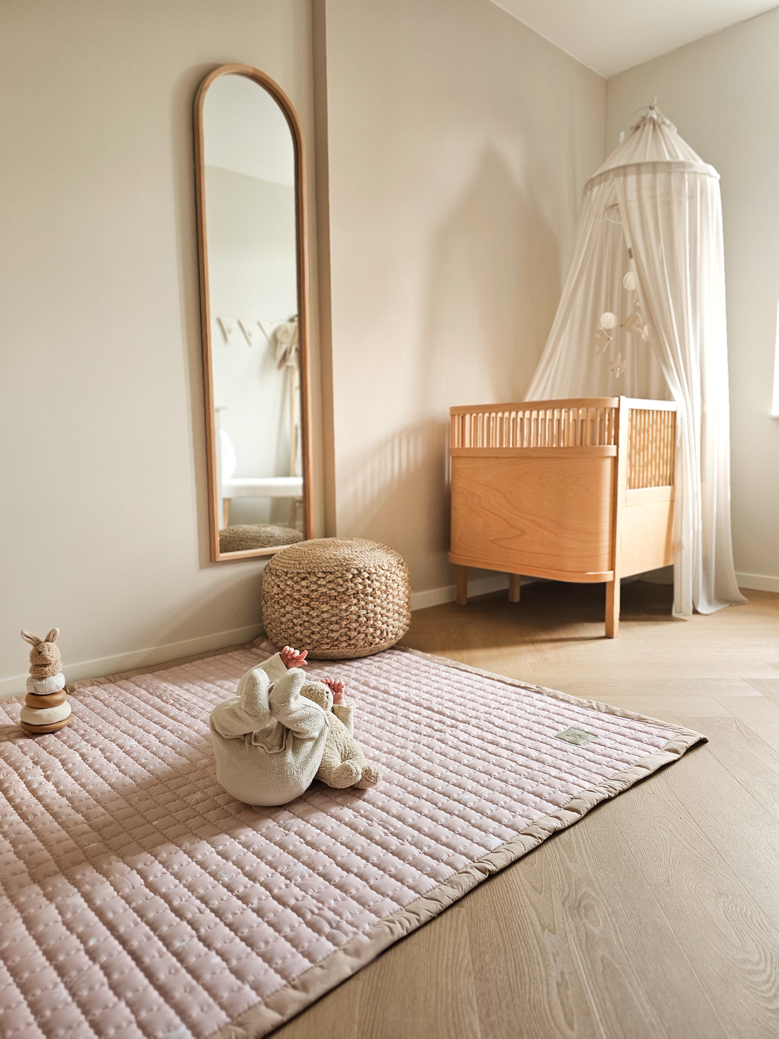Speelkleed met witte maantjes en sterretjes op rose – uitnodigend en rustig