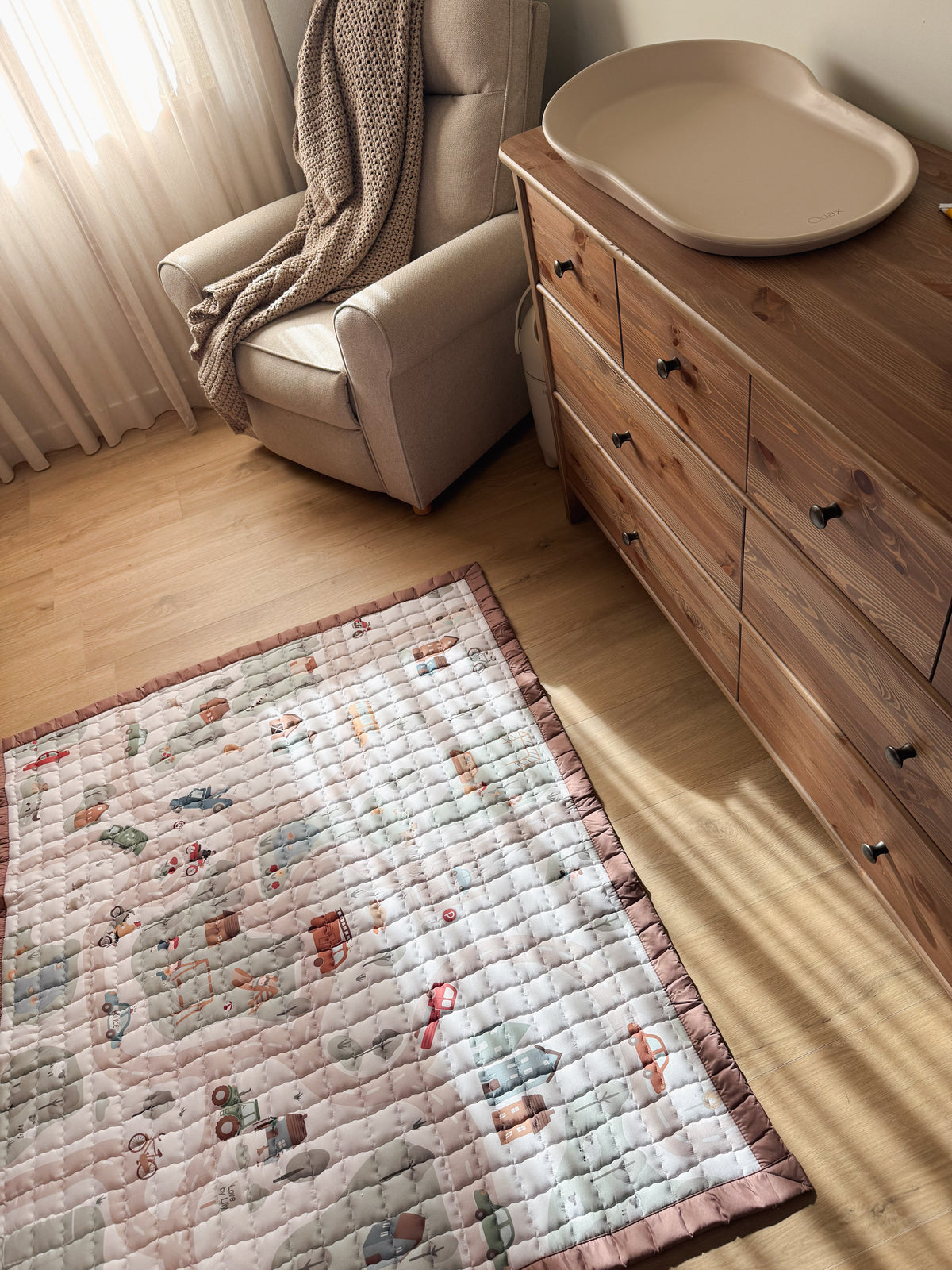 Speelkleed Country Roads – speelkleed op de vloer naast een commode