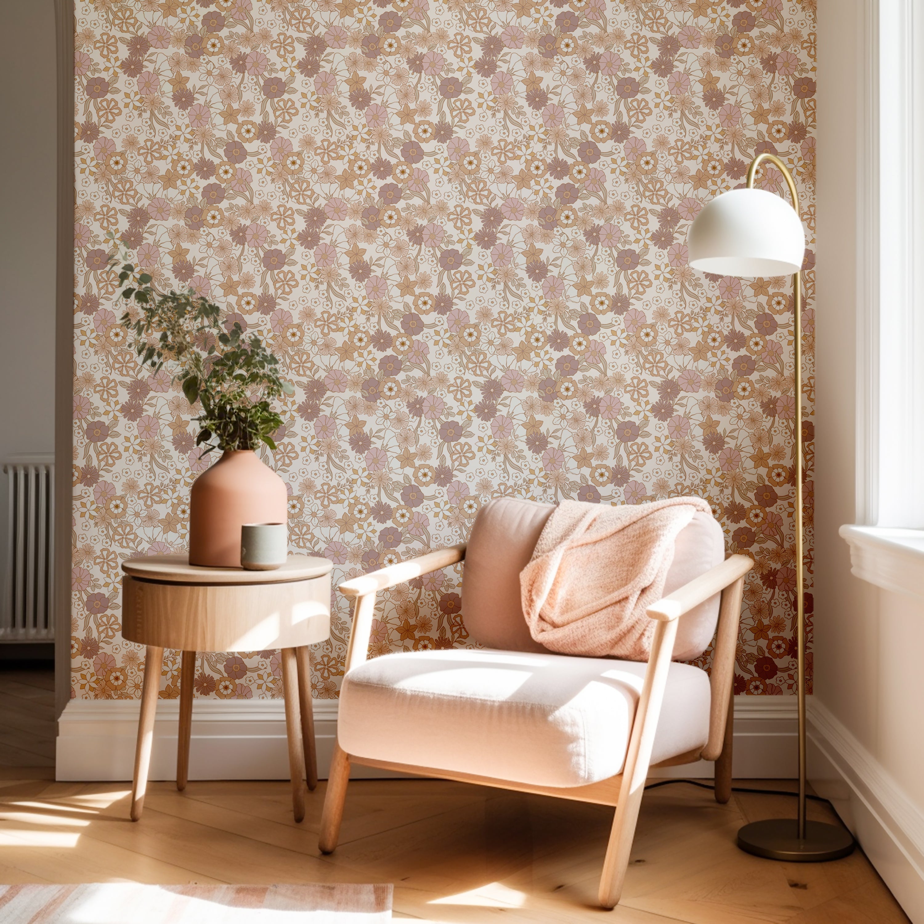 Flowerfarm – Blush behang met zachte roze bloemen, ideaal voor een sfeervolle babykamer of speelhoek.