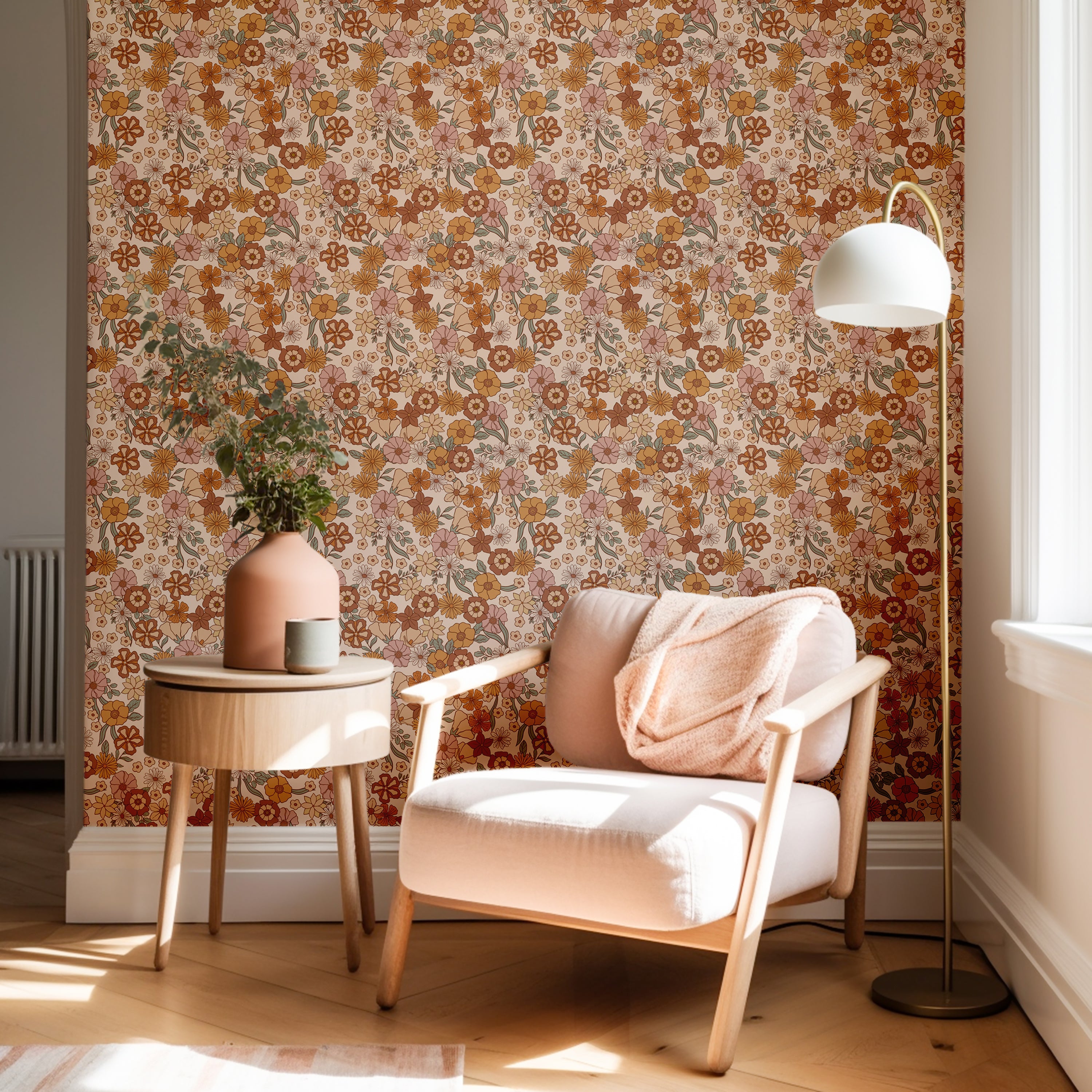 Flowerfarm – Sand behang met subtiele bloemen, ideaal voor speelhoeken en neutrale kinderkamers.