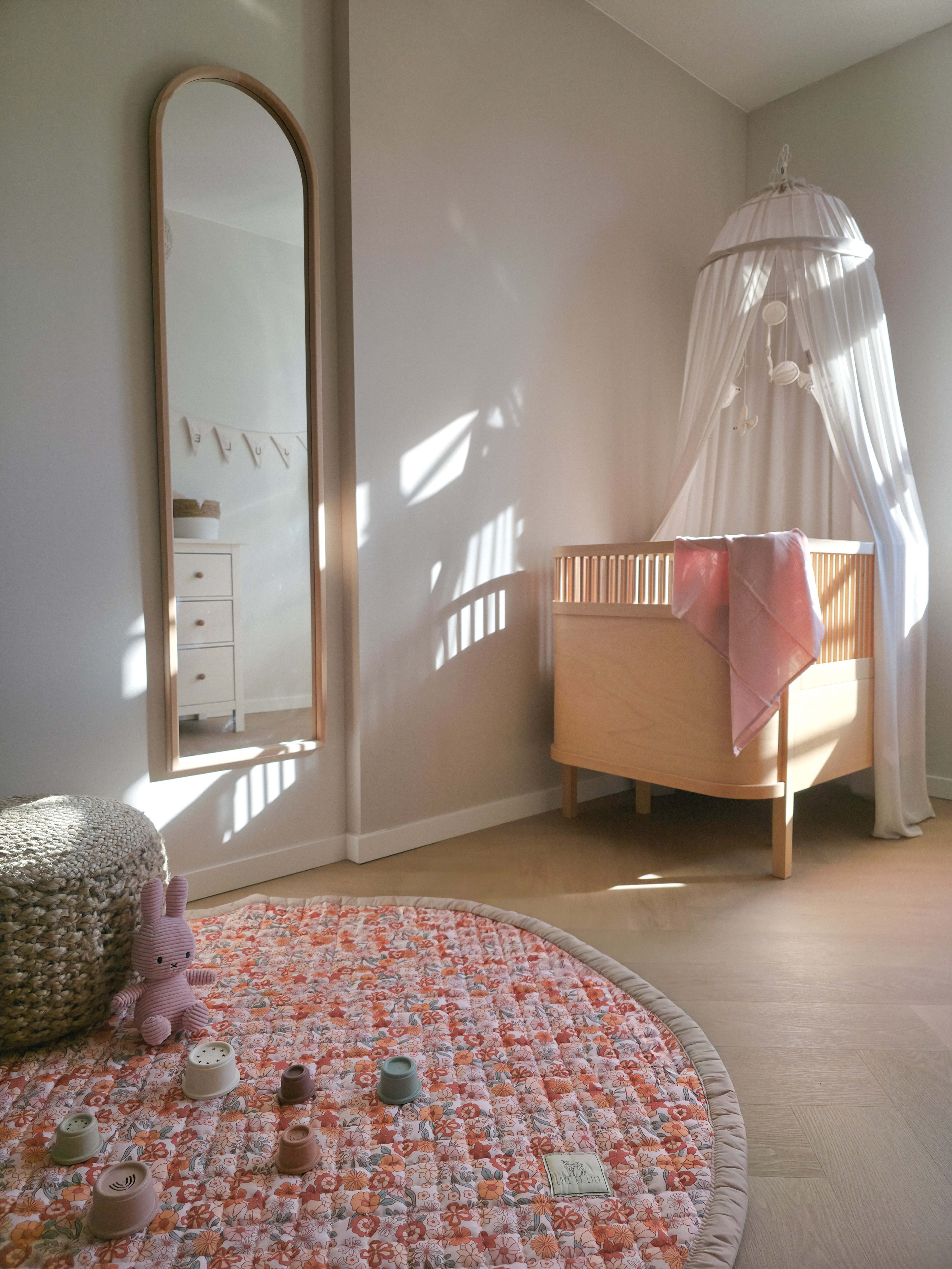 Flowerfarm roze speelkleed in babykamer met speelgoed