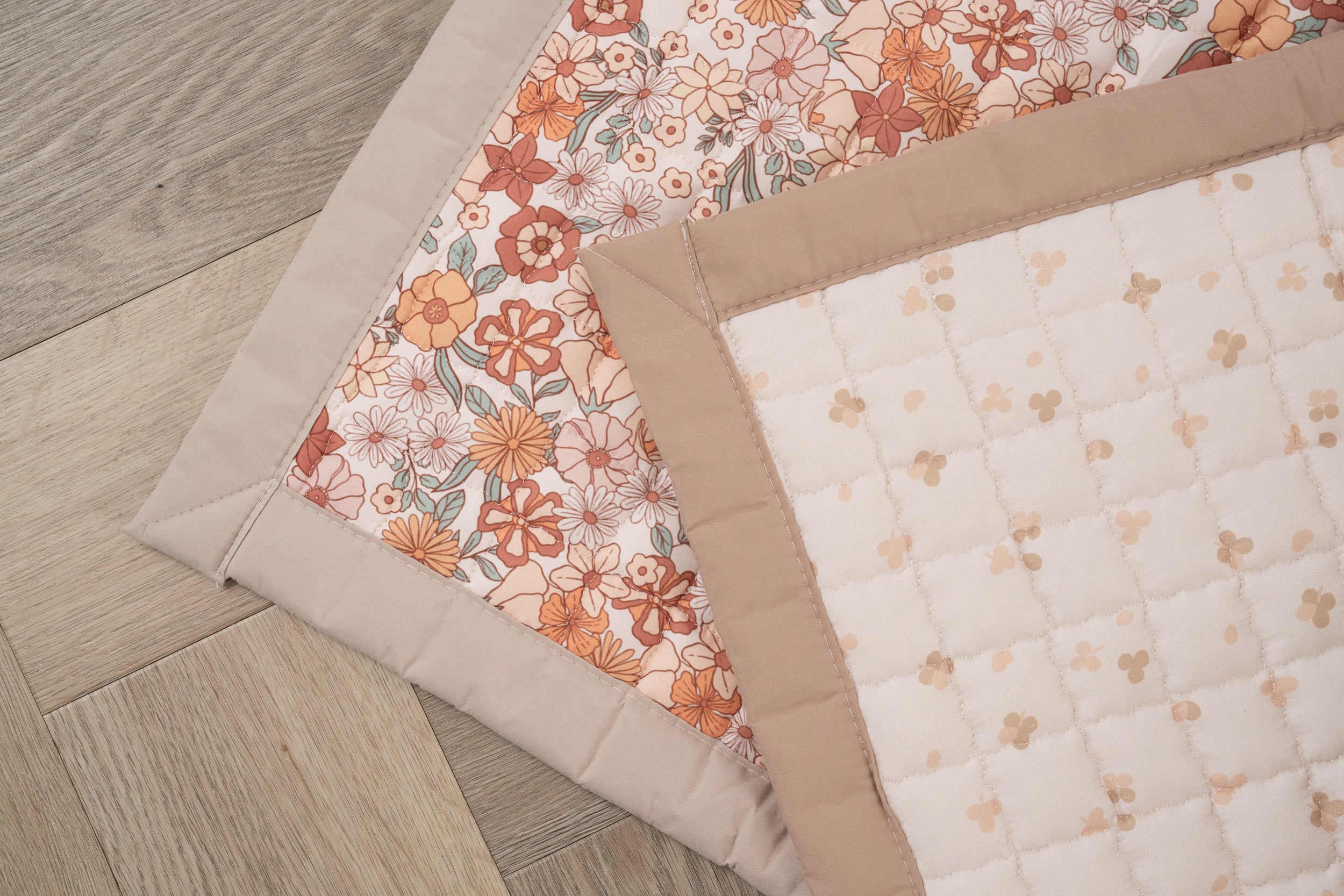 Detail van Flowerfarm speelkleed met bloemen en beige rand