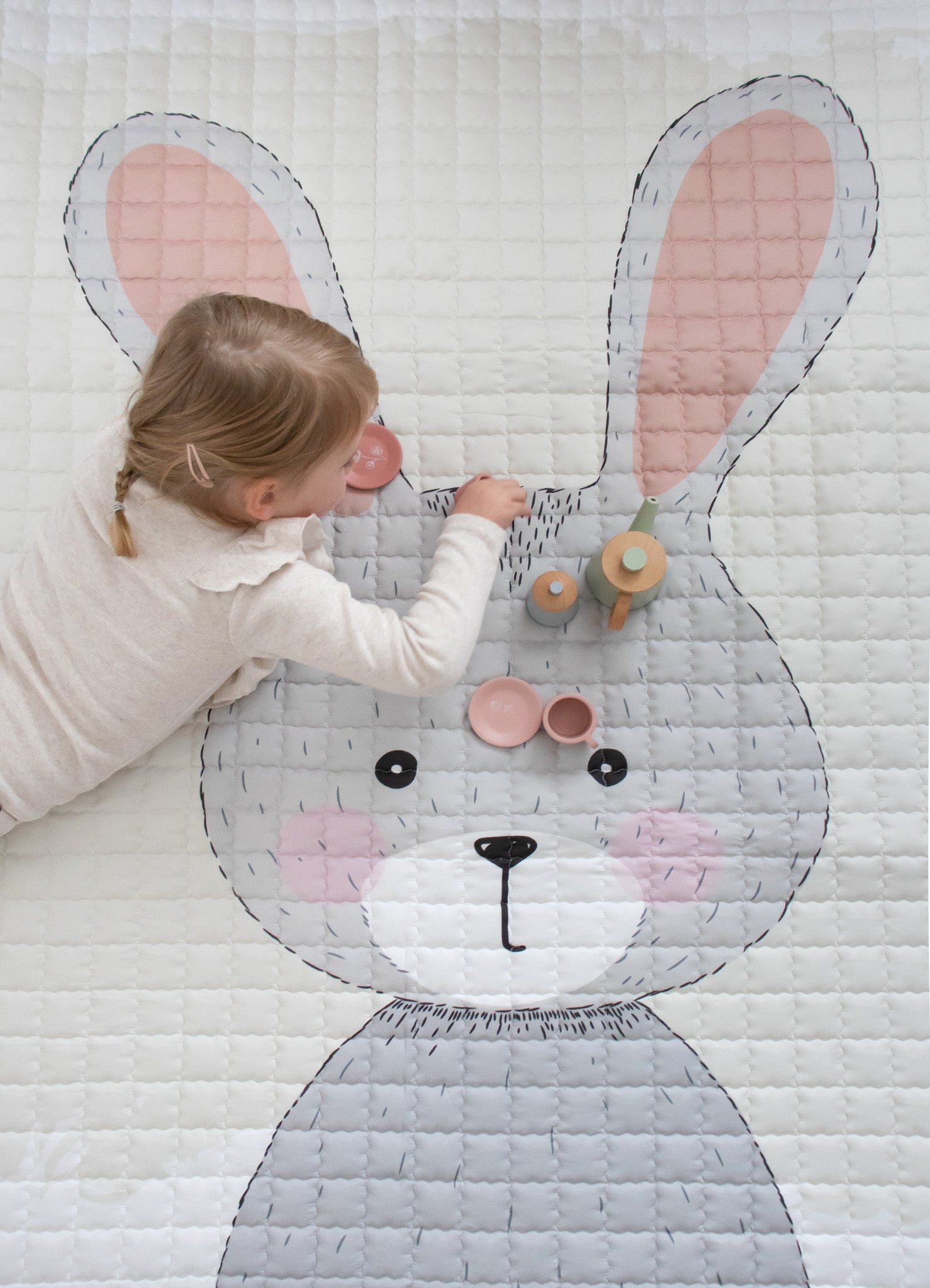 Speelkleed met een schattig konijn – zacht en speels tegelijk.