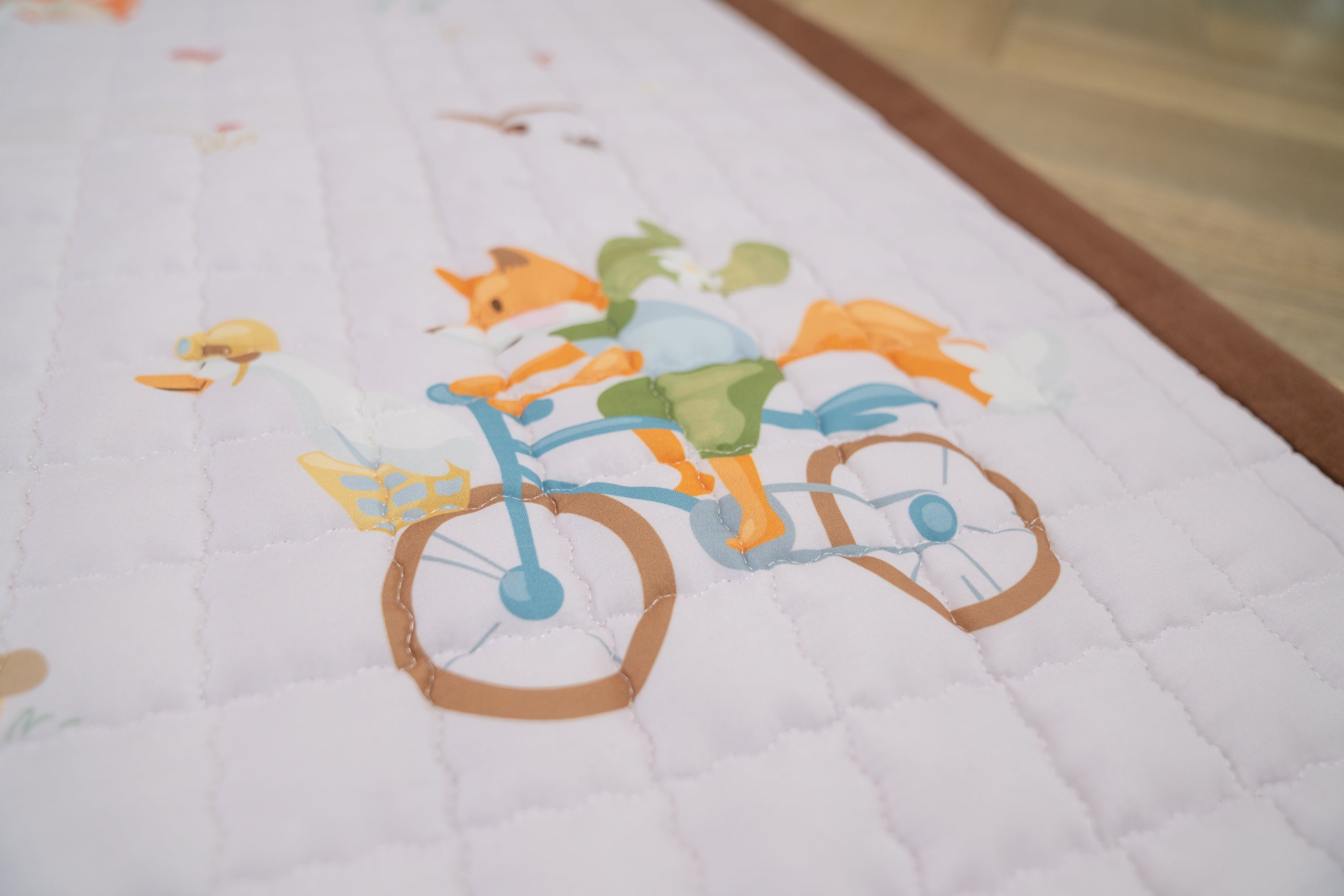 Speelkleed met illustraties van een vos, hert en egel in een rustgevend boslandschap