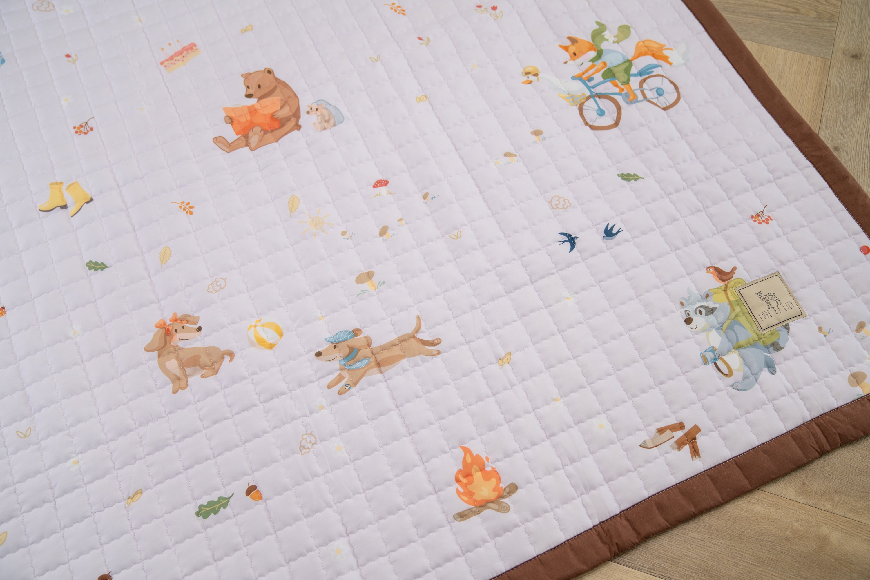 Zacht baby speelkleed met een bos-thema, inclusief illustraties van bomen, paddenstoelen en dieren