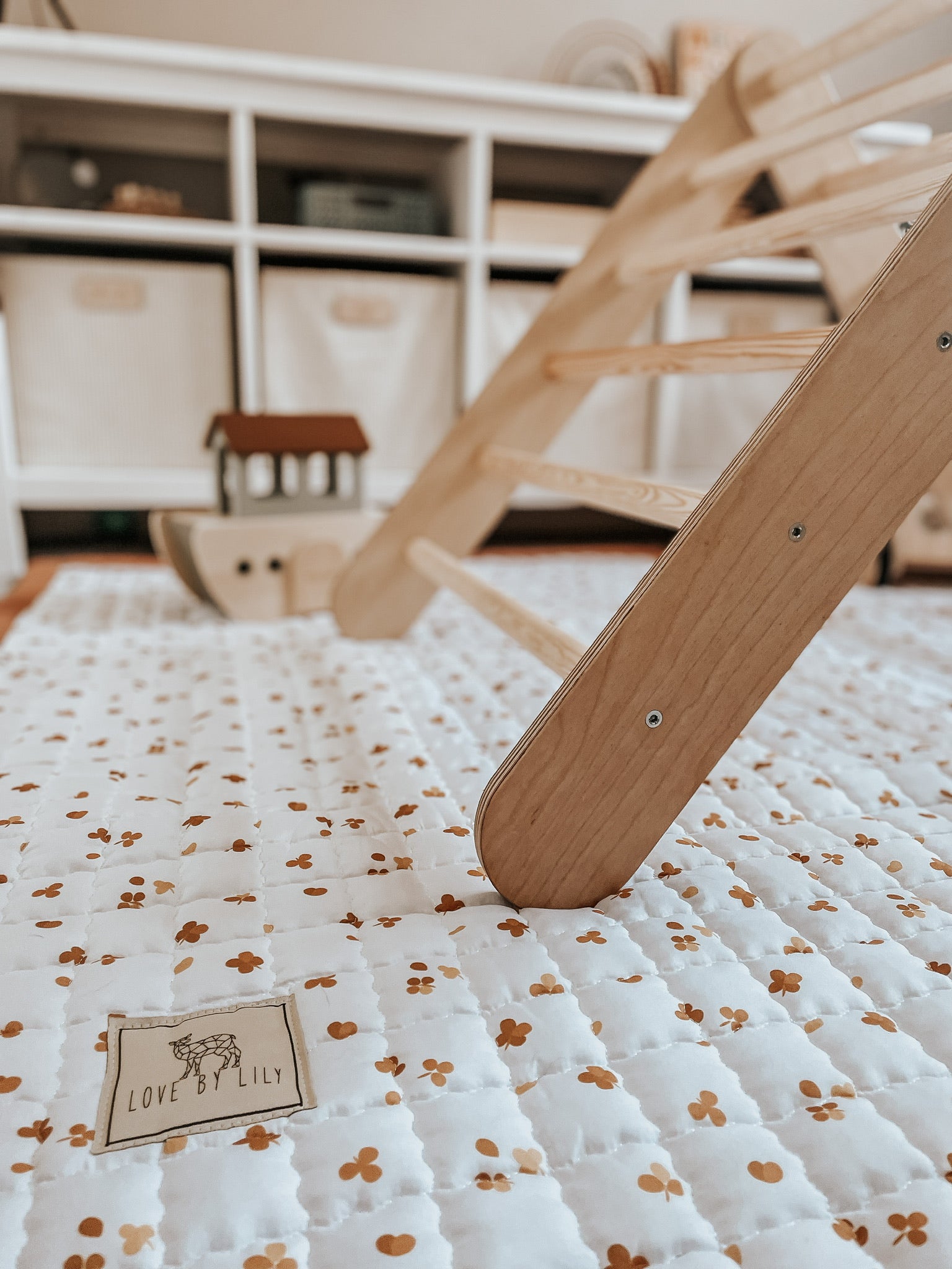 Speelkleed met verspreide klavertjes – een geluksbrenger voor kleine avonturiers.