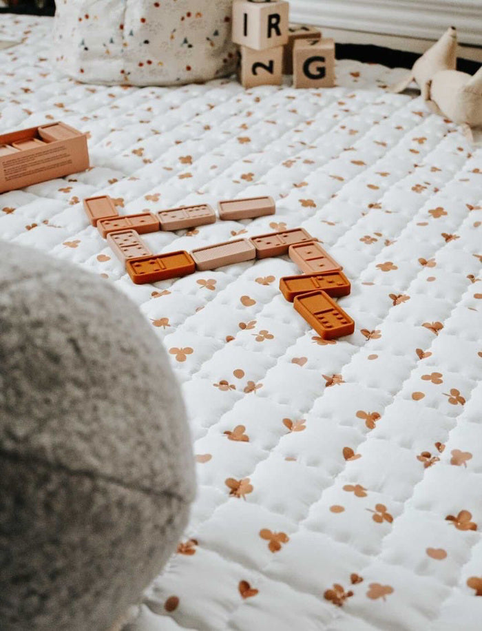 Zacht speelkleed met kleine klavertjes – een plek vol geluk en speelsheid.