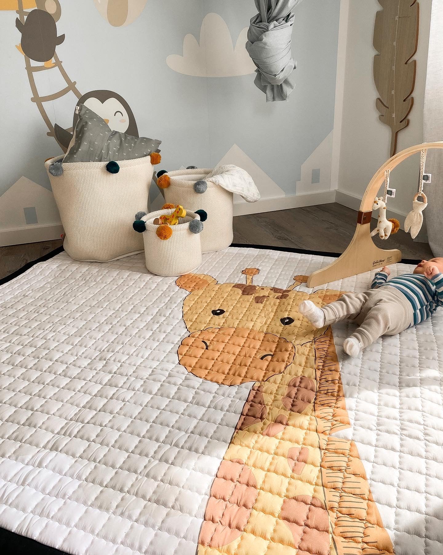 Zacht speelkleed met een vrolijke giraf – perfect om op te spelen en te dromen.