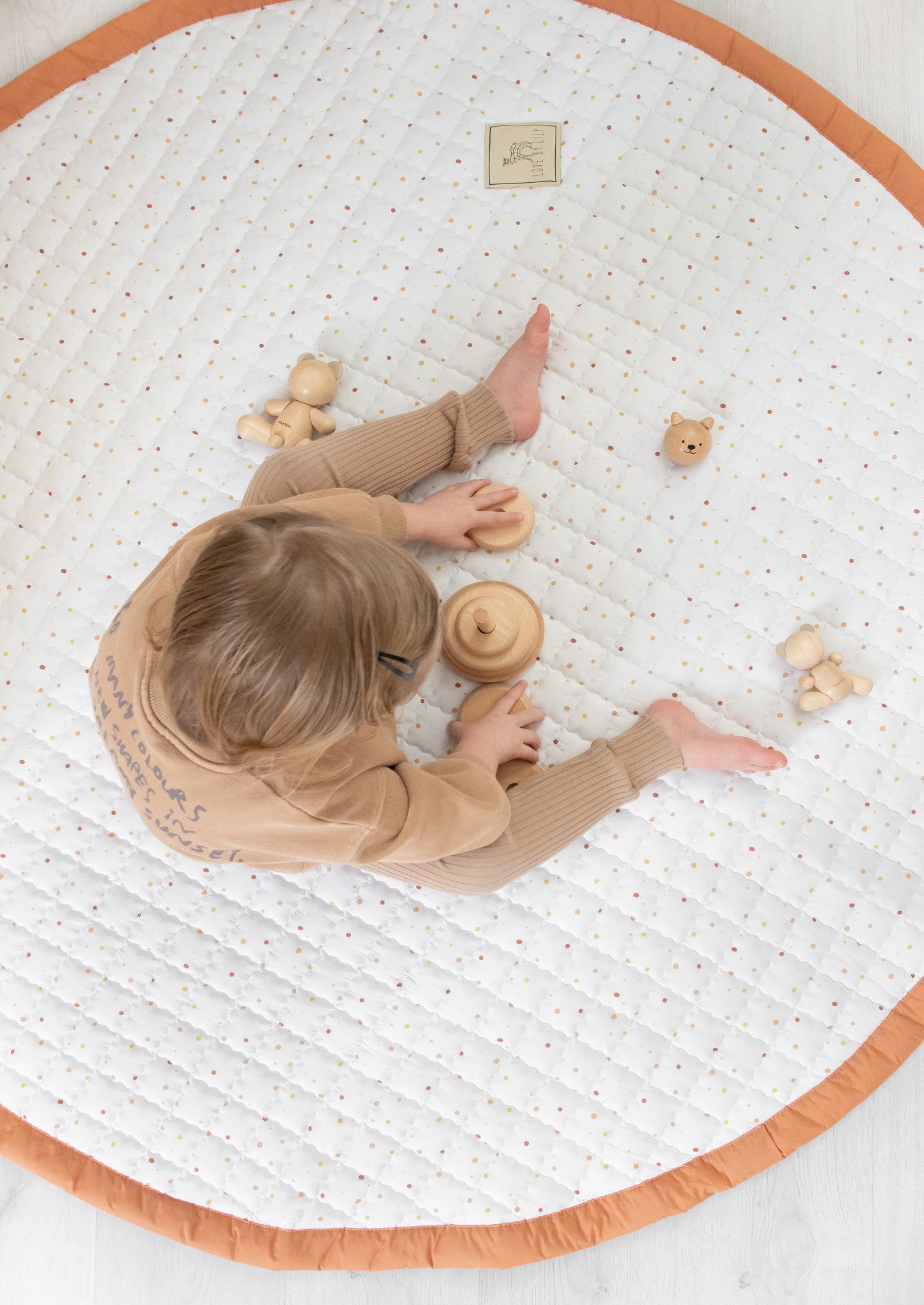 Rond Goldmine speelkleed tijdens een rustig speelmoment met speelgoed.