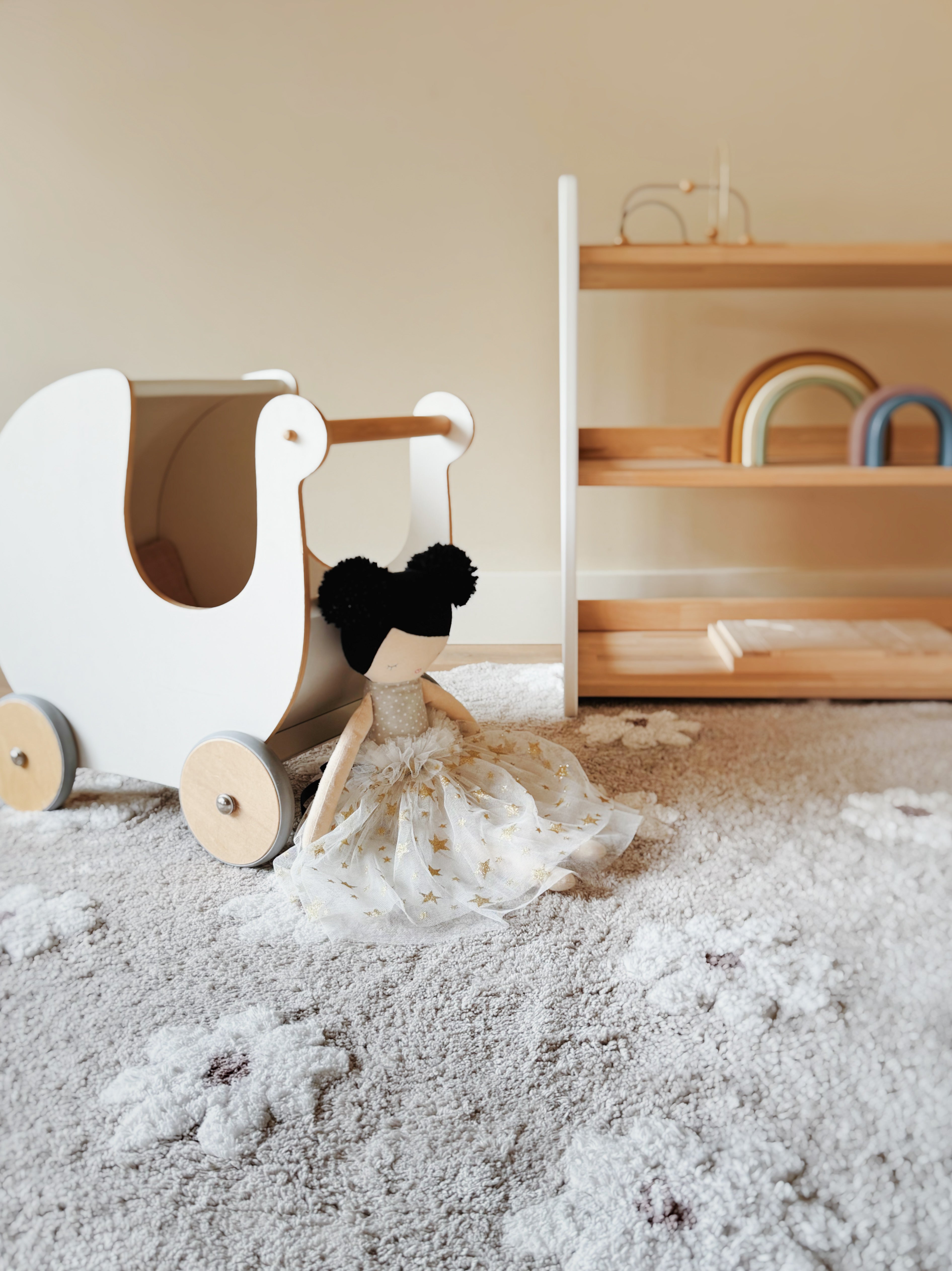 Stijlvol Daisy Night vloerkleed met handgemaakte bloemen in grijs en beige, een dromerig accent voor de kinderkamer.
