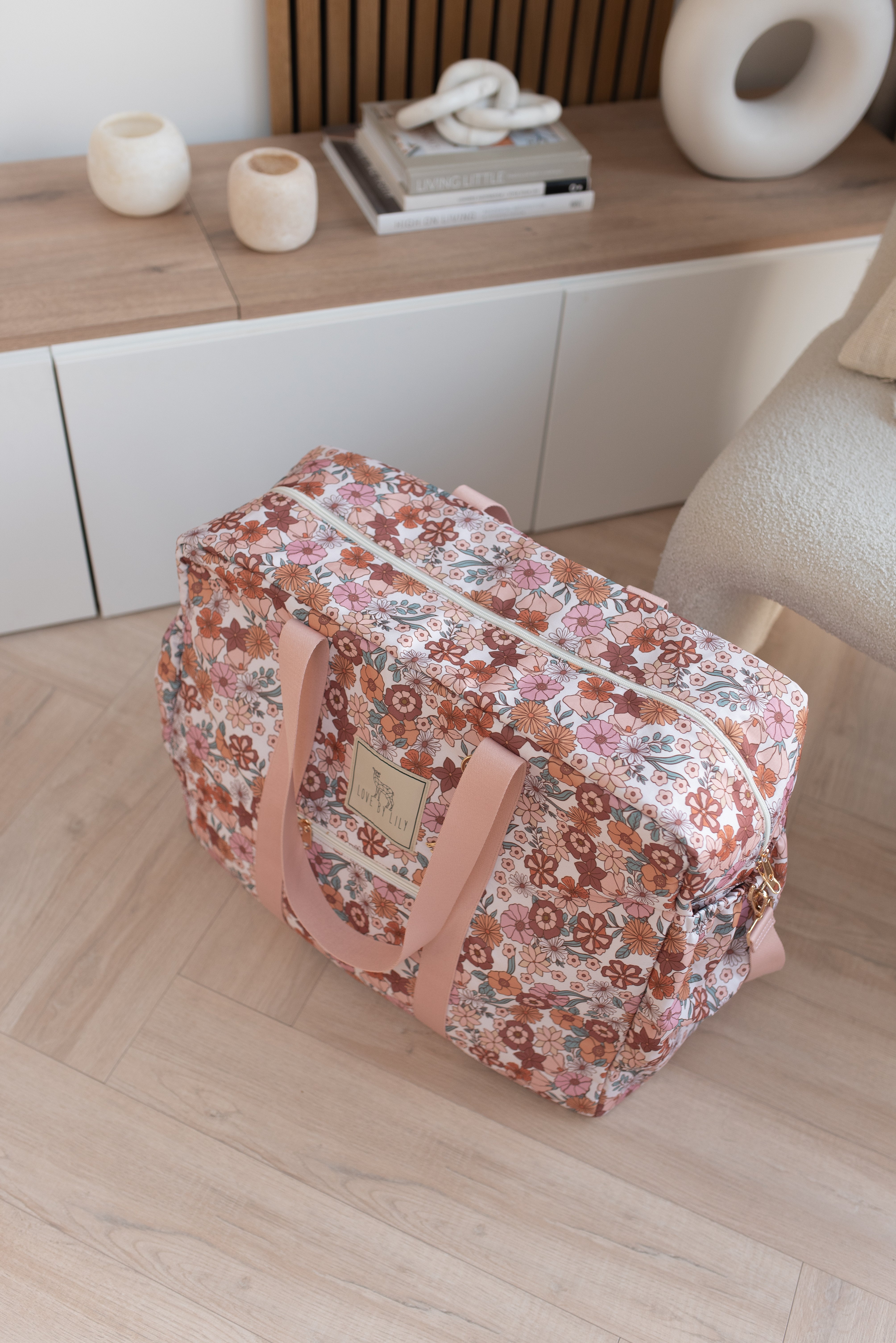 Close-up van de Flowerfarm mom bag – gouden rits en stevige hengsels