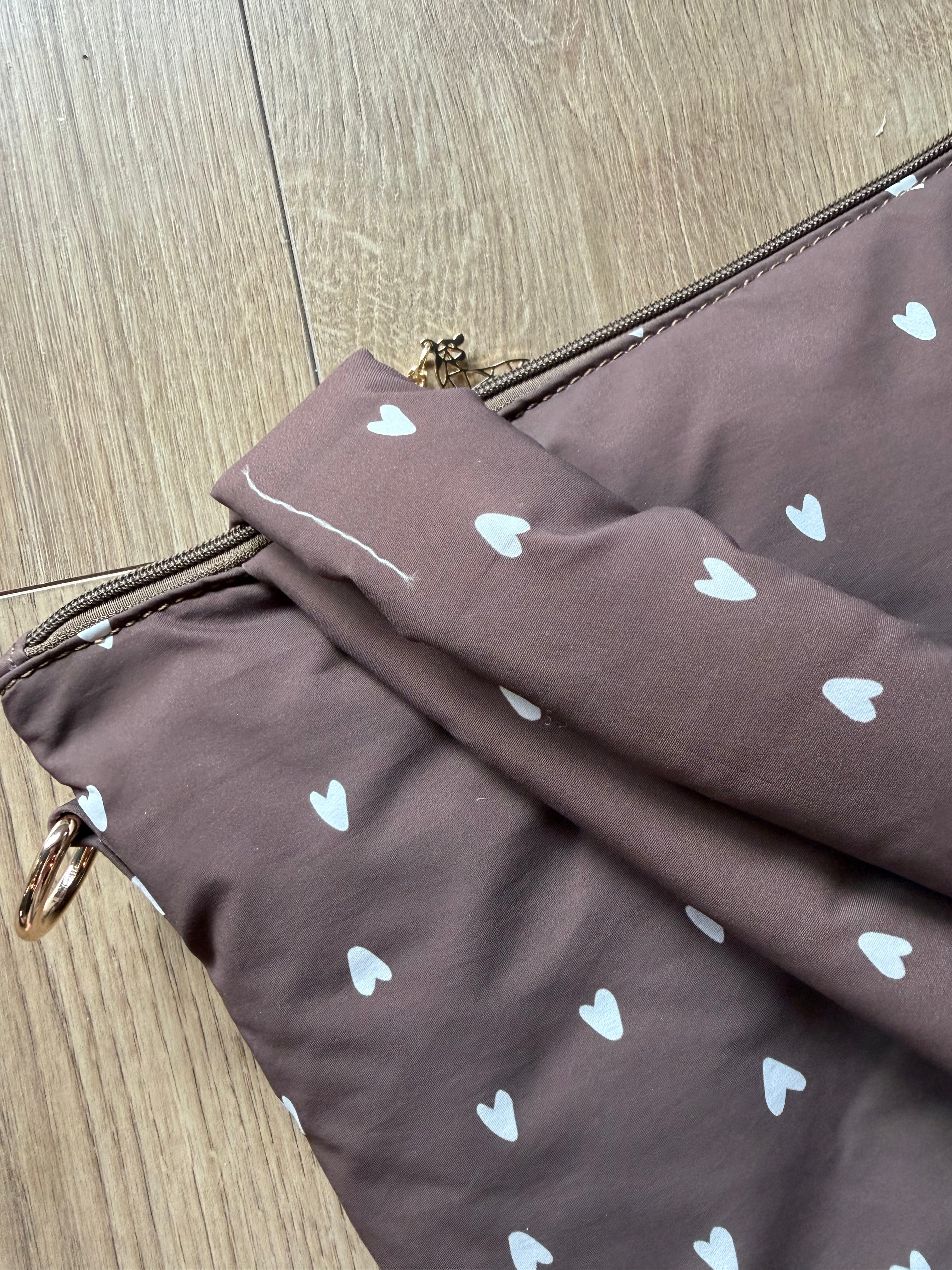 The Lily Tote – Deep Amour (met drukfoutje)