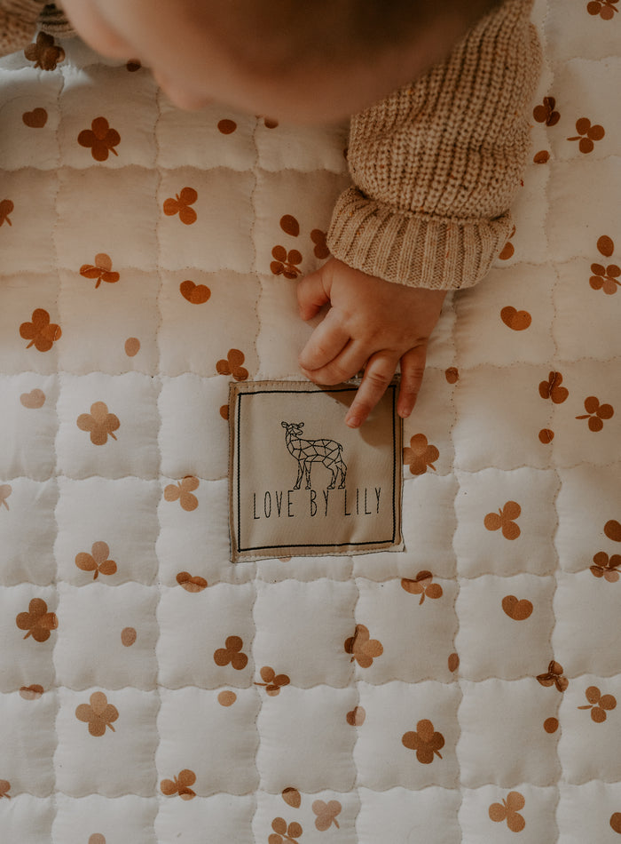 Zacht speelkleed met kleine klavertjes – een lief geluksmotief voor je baby.