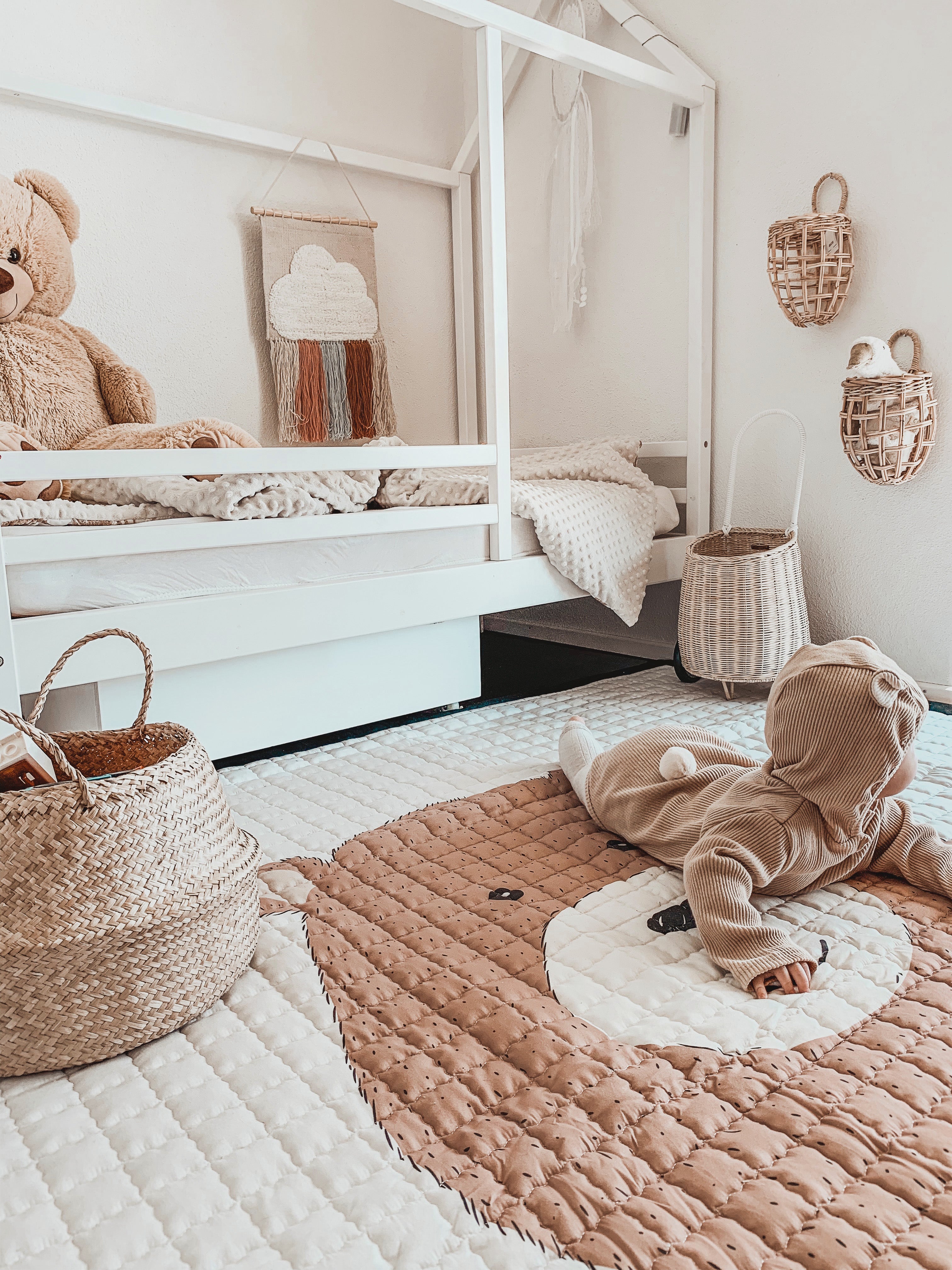 Speelkleed met een lieve bruine beer – zacht en knus voor elke speelsessie.