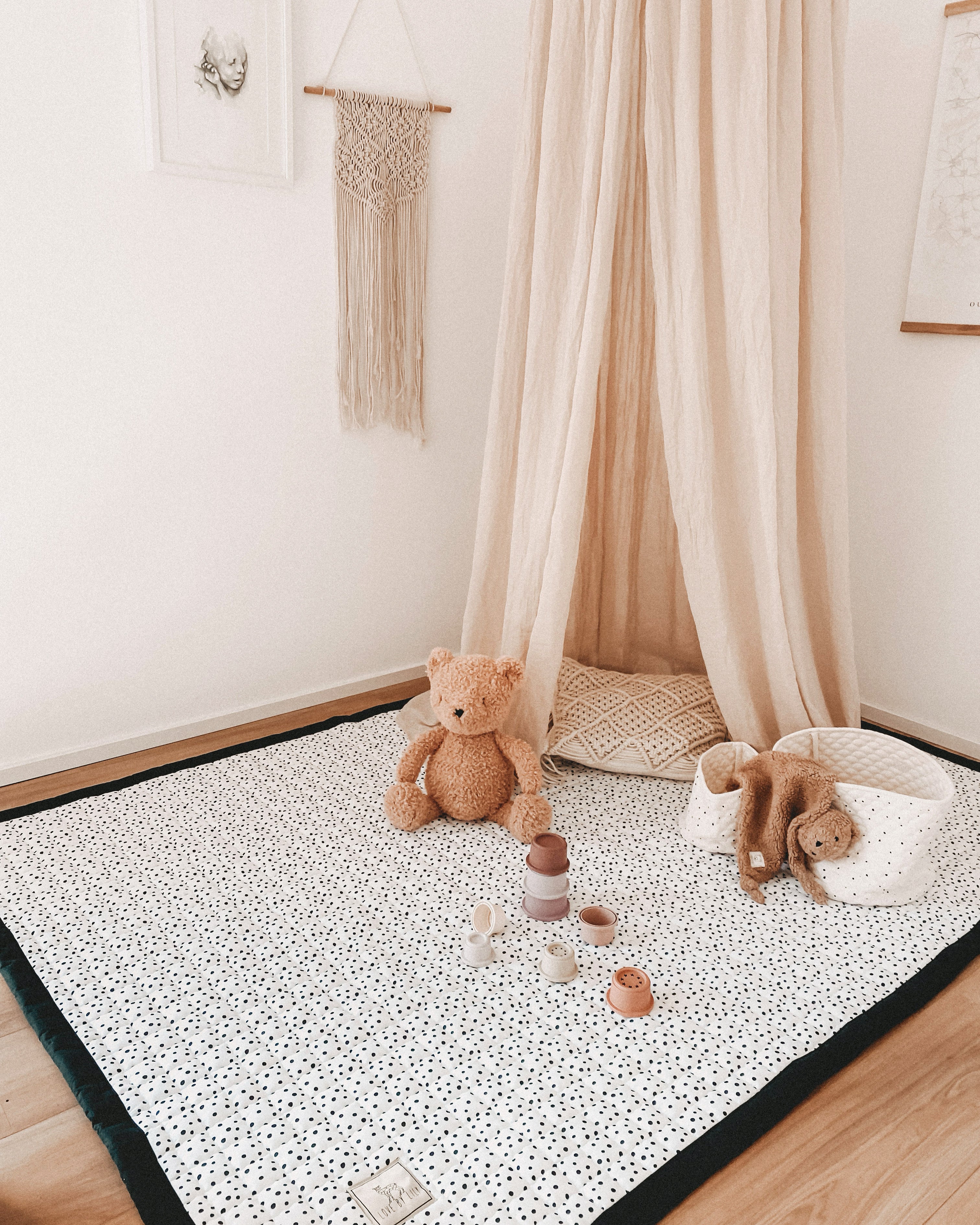 Speelkleed met een fris patroon van kleine zwarte stippen – eenvoudig en stijlvol.