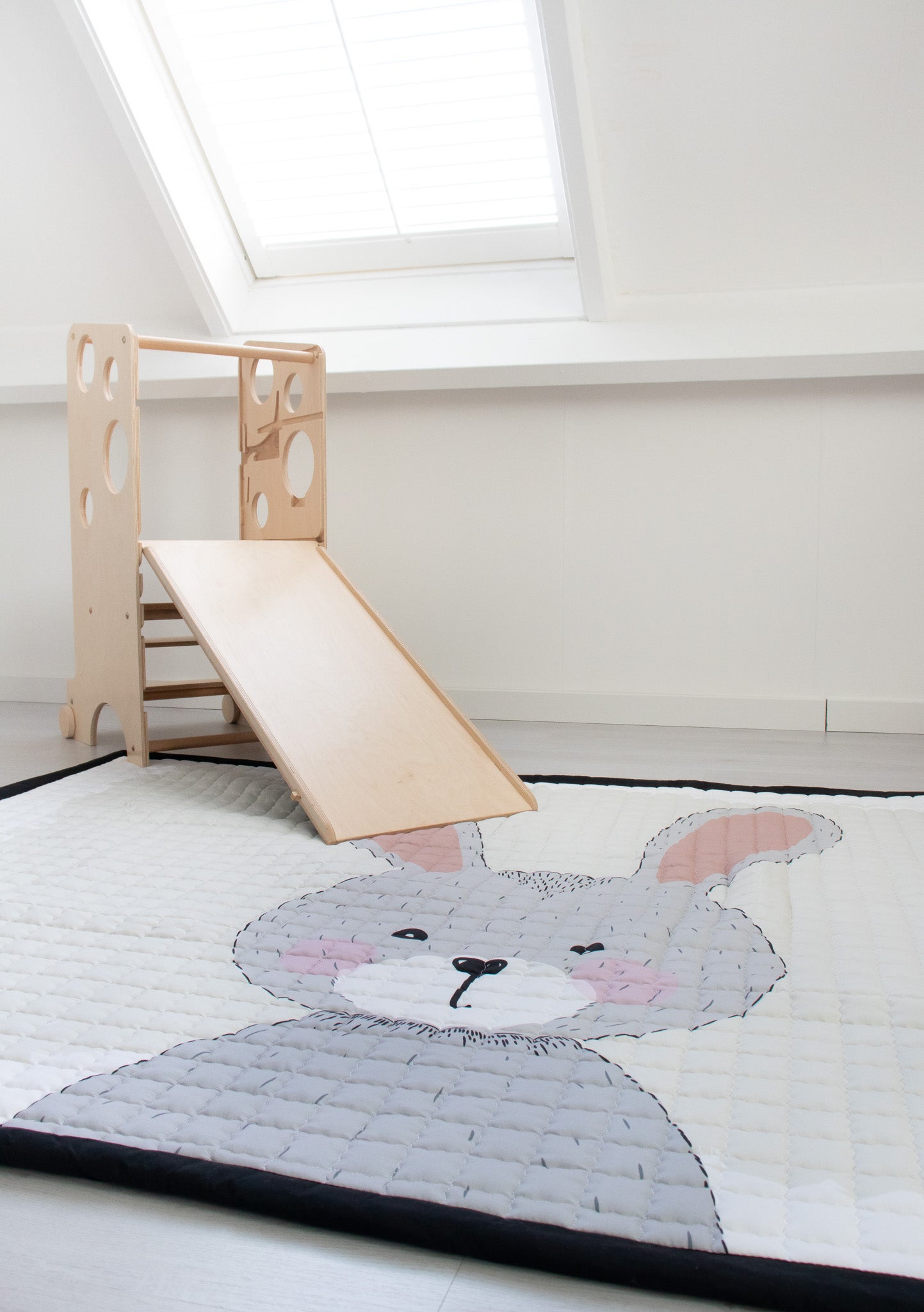 Een zacht speelkleed met een rustig konijntje – perfect voor ontspannen speelmomenten.