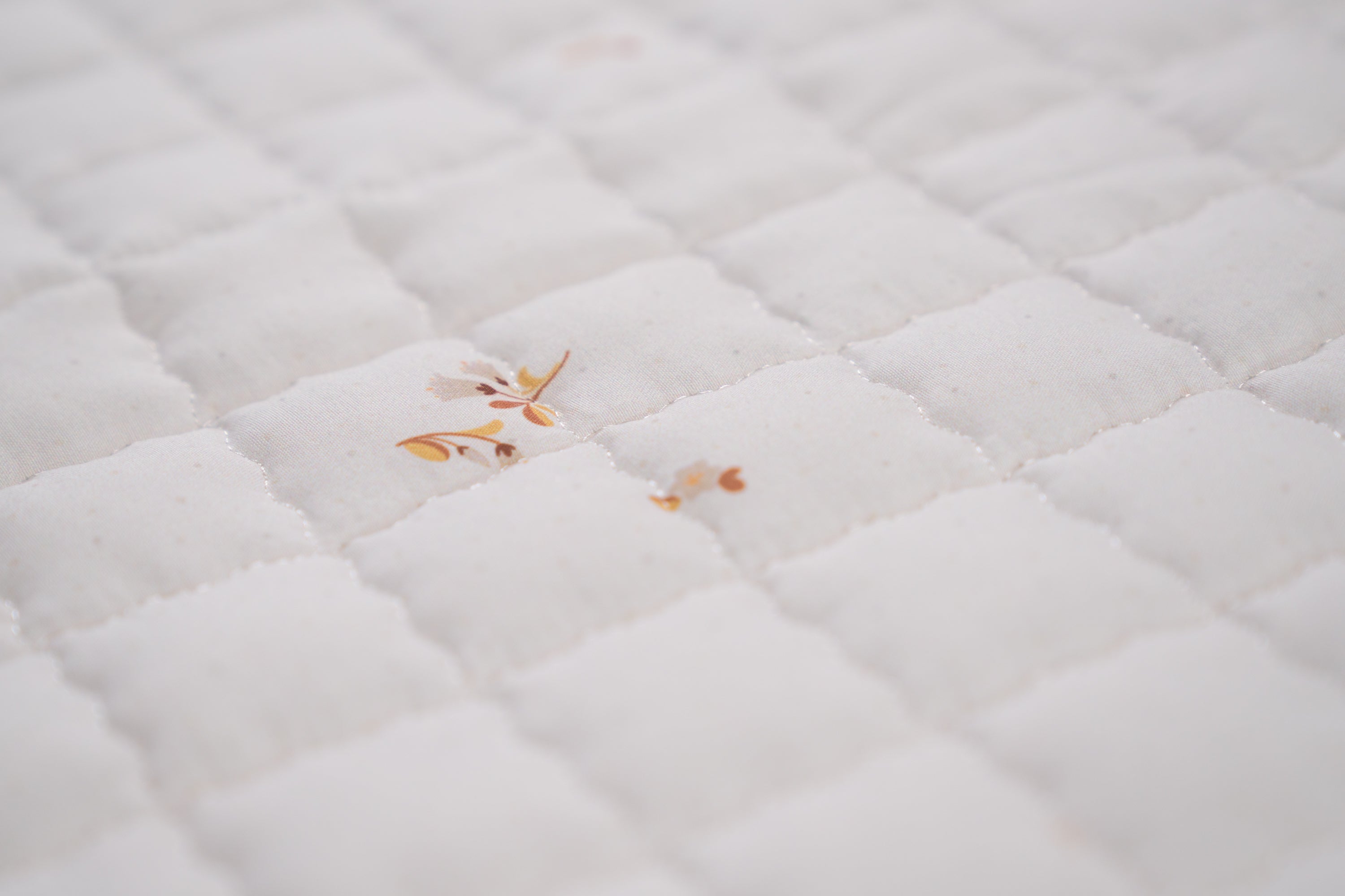 Zacht speelkleed met kleine stipjes en bloemetjes – brengt lentegevoel in elke speelruimte.