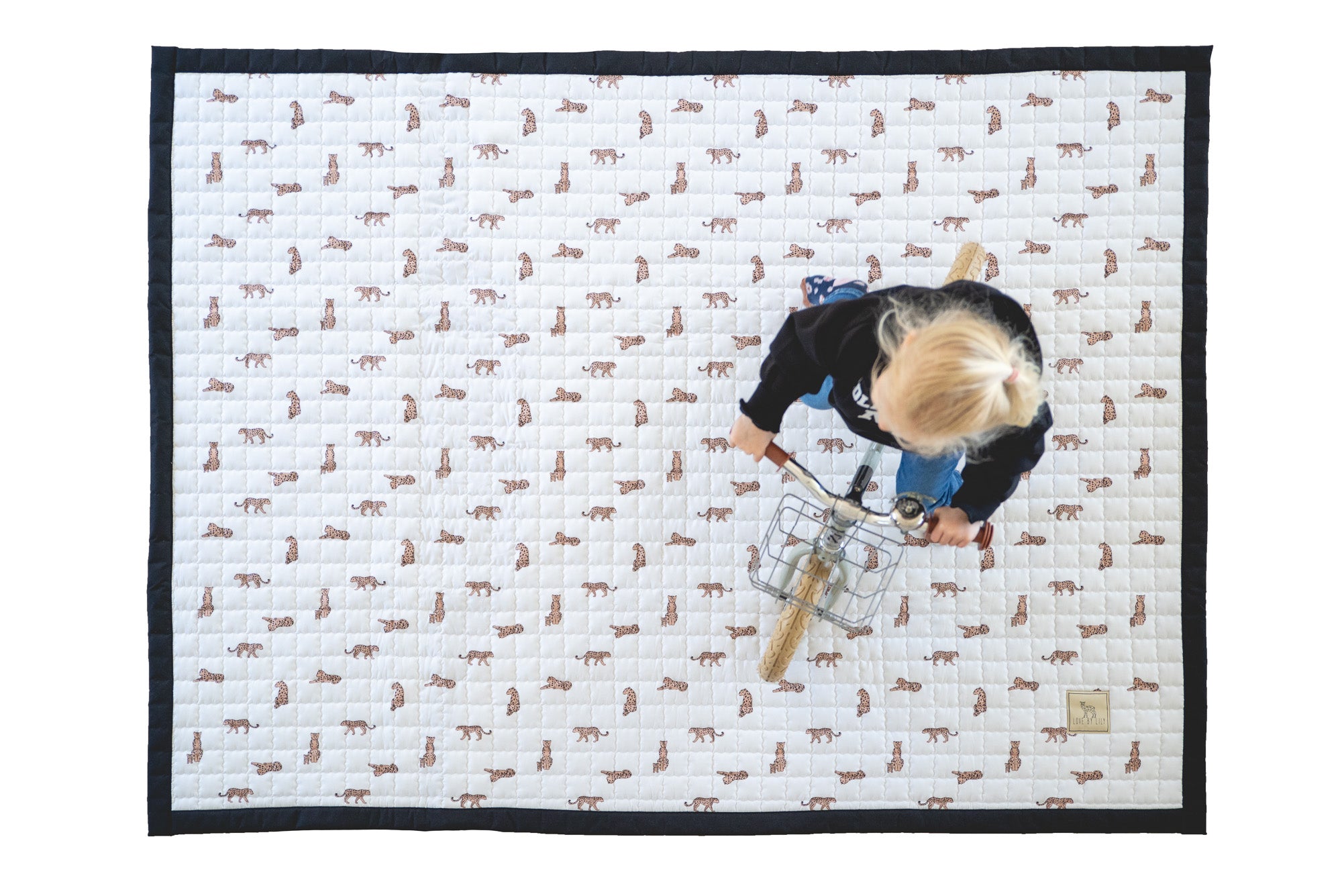 Een zacht speelkleed met een speelse luipaardprint – stoer én knus.