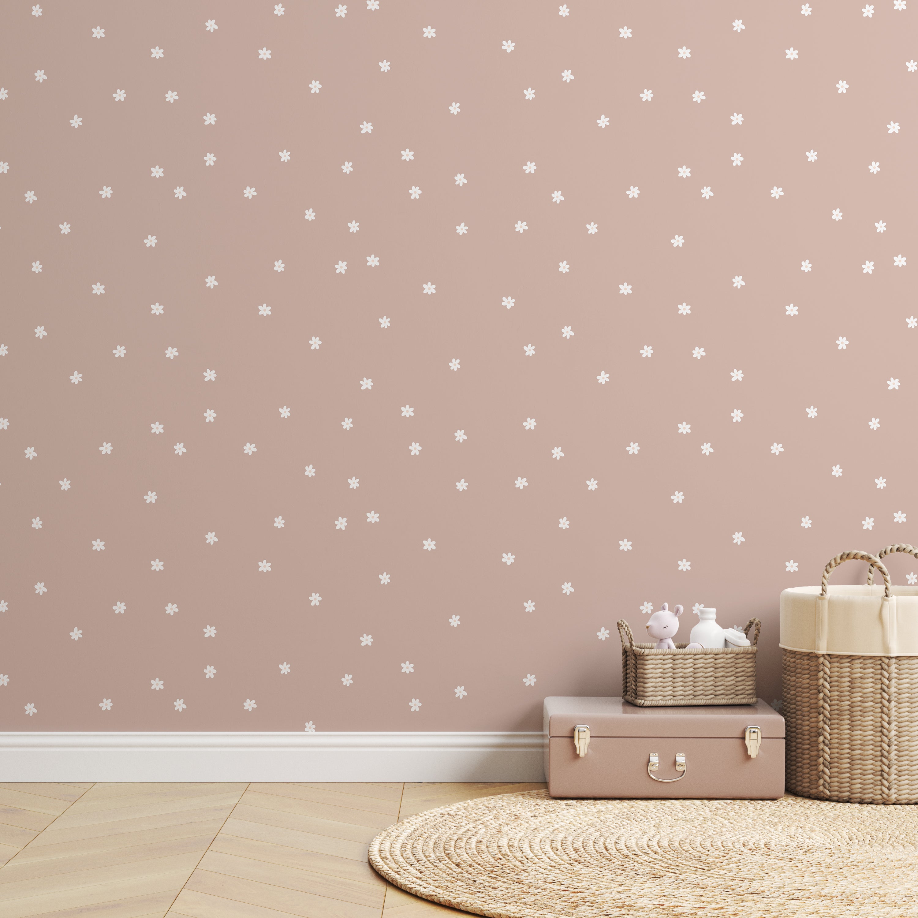 Daisies behang in zachtroze en beige tinten met speelse bloemetjes. Ideaal voor een neutrale babykamer of een gezellige meisjeskamer.