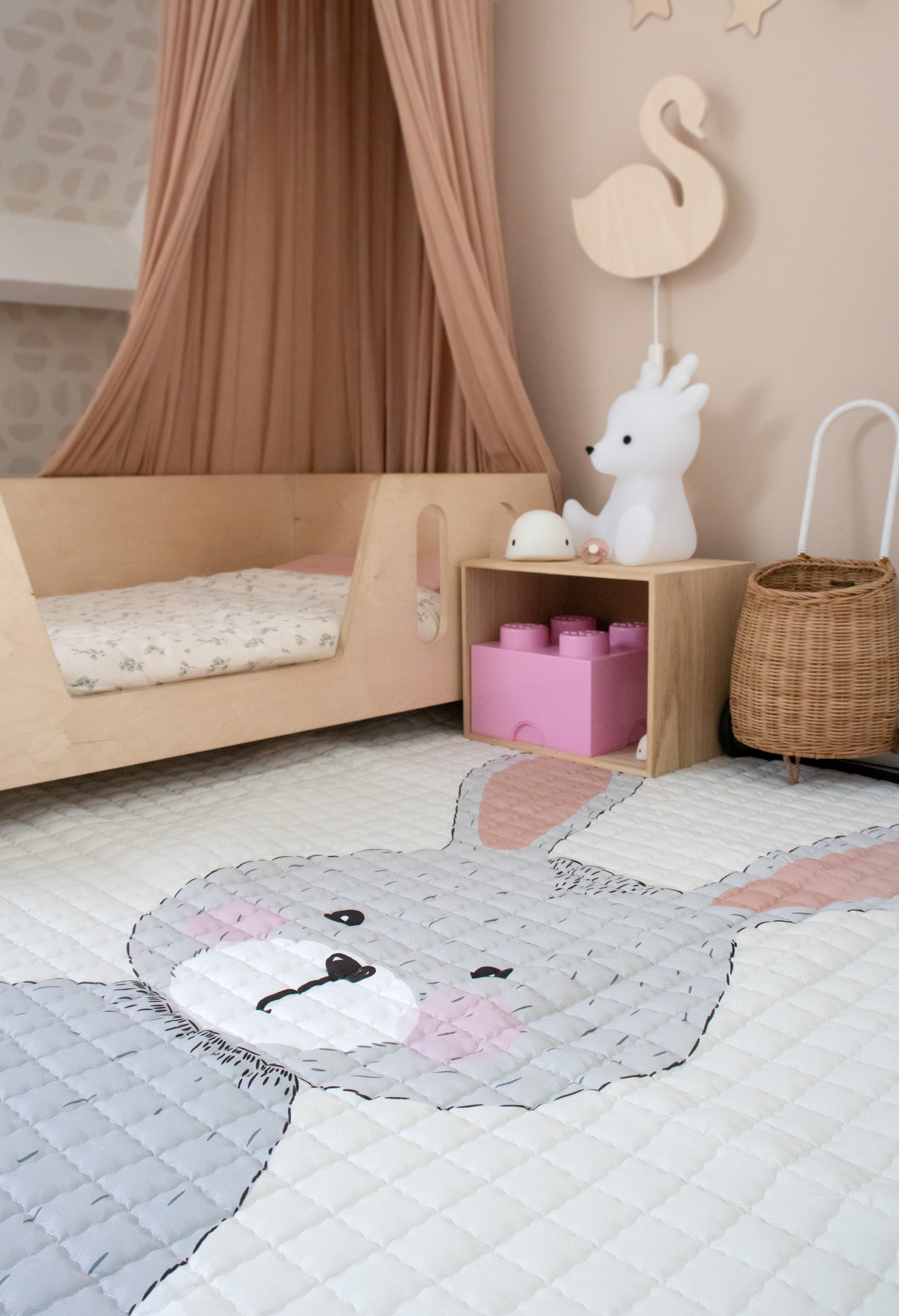 Een zacht speelkleed met een lief konijn dat over je baby waakt.