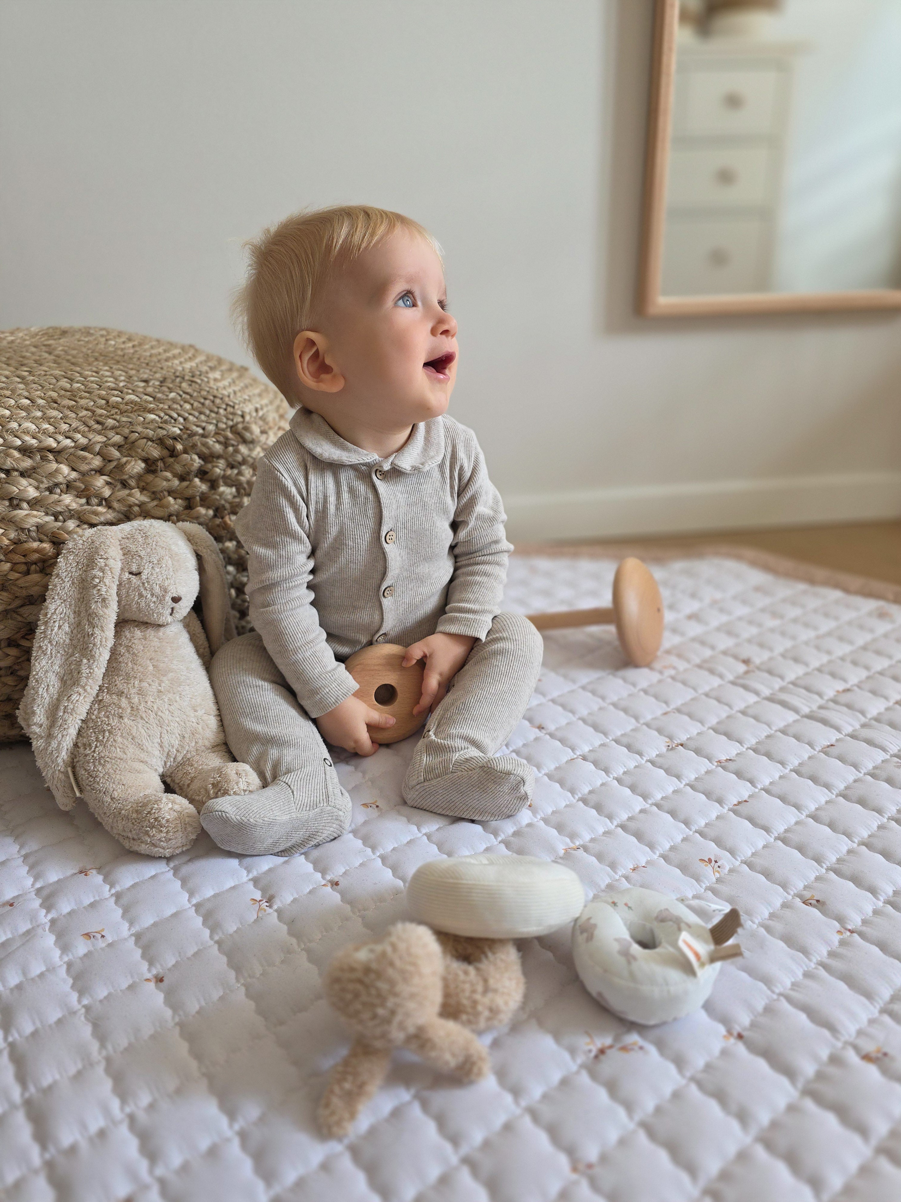 Zacht rond speelkleed met beige bloemetjesprint, meisjesstijl van Love by Lily.