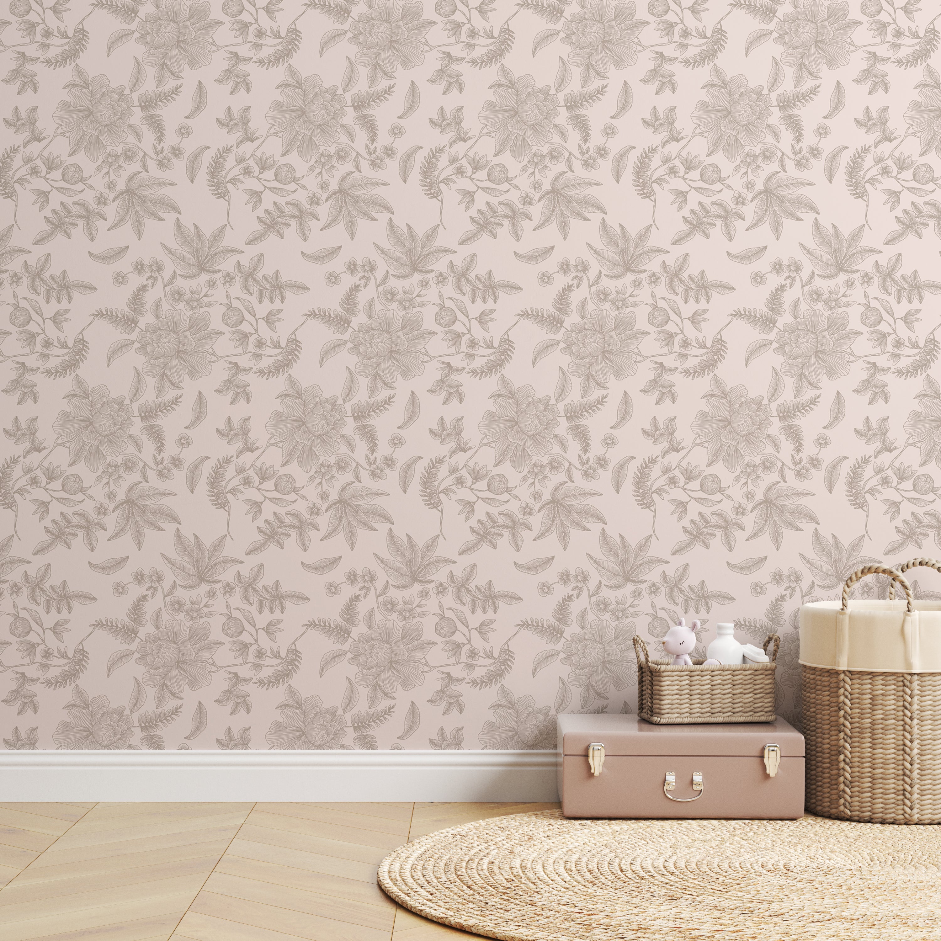 Botanisch bloemenbehang in zacht roze voor een natuurlijke babykamer sfeer
