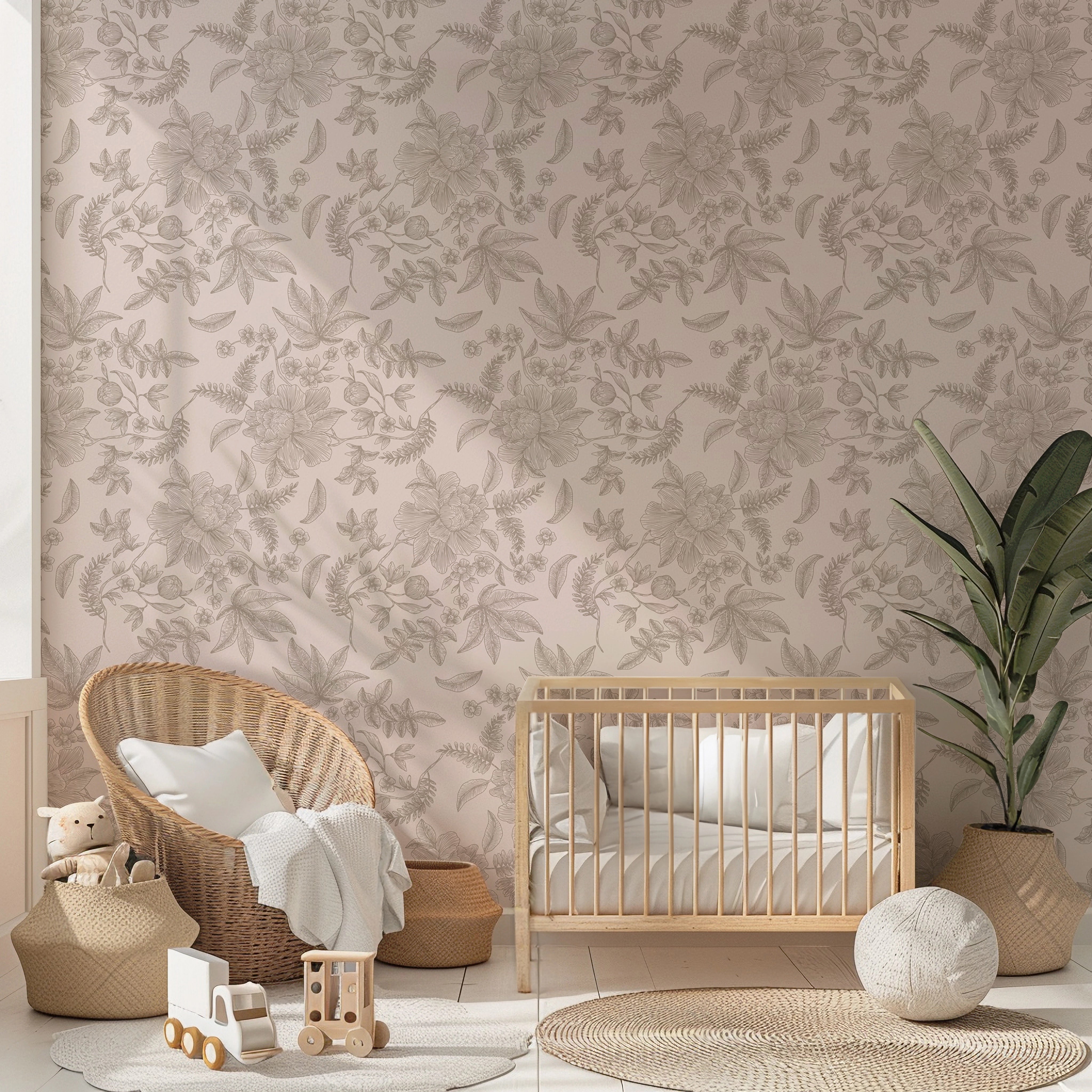 Elegant roze bloemenbehang met handgetekende illustraties voor de meisjeskamer