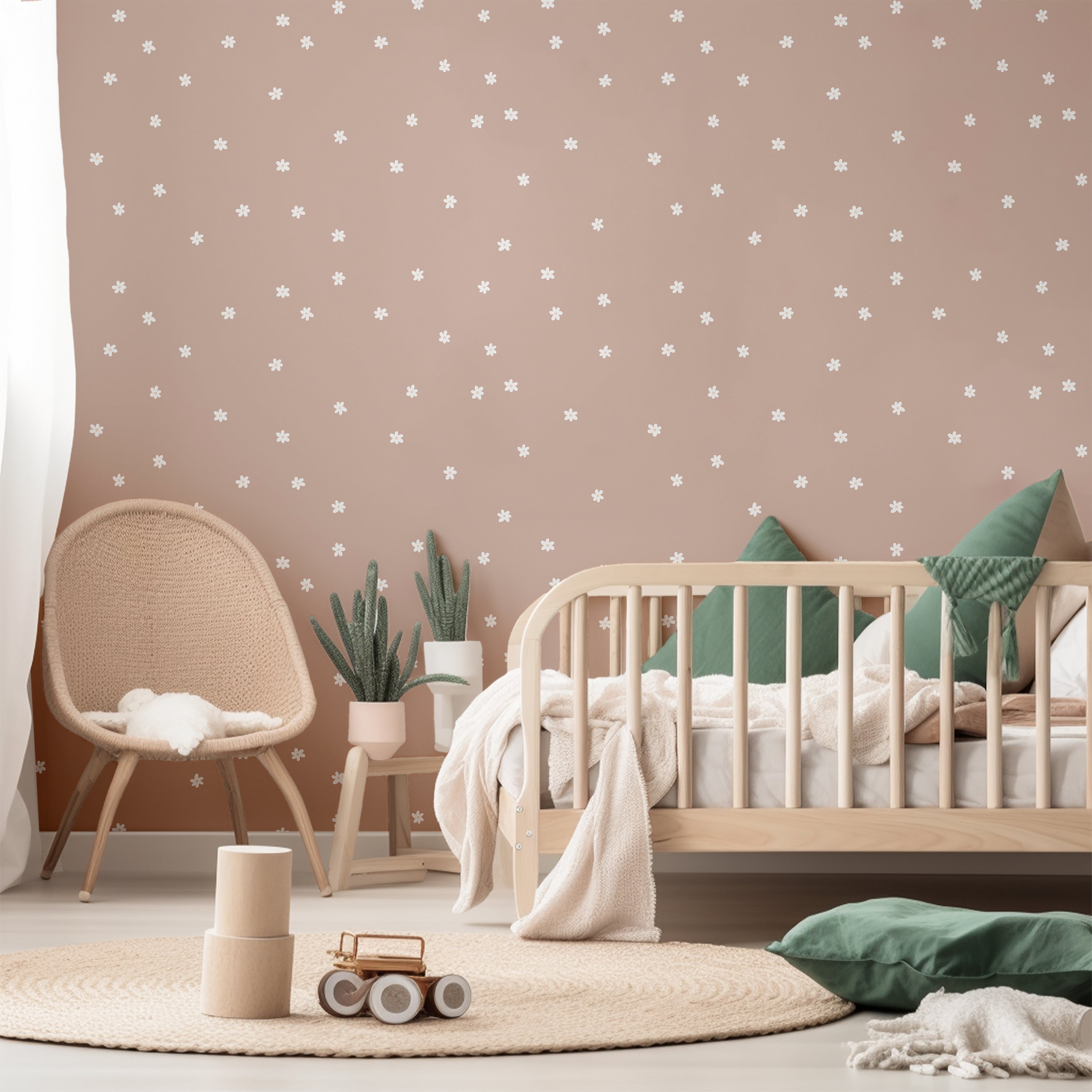 Modern Daisies behang met zachtroze achtergrond en bloemetjes. Perfect voor een trendy babykamer, meisjeskamer of speelhoek.