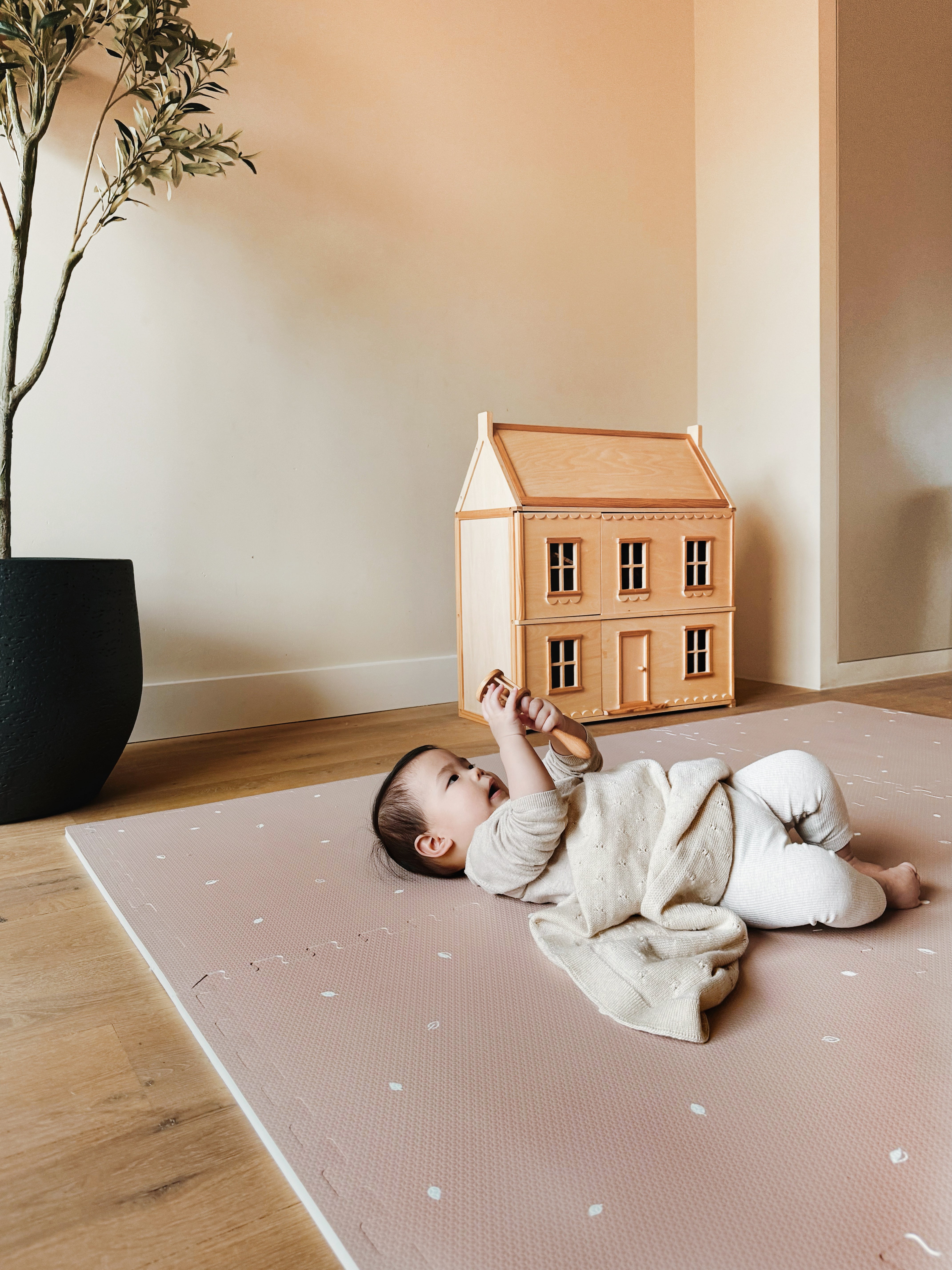 Zachte puzzelmat in oudroze tint. Superhygiënisch, eenvoudig schoon te maken en stimuleert rollen en kruipen bij baby’s.
